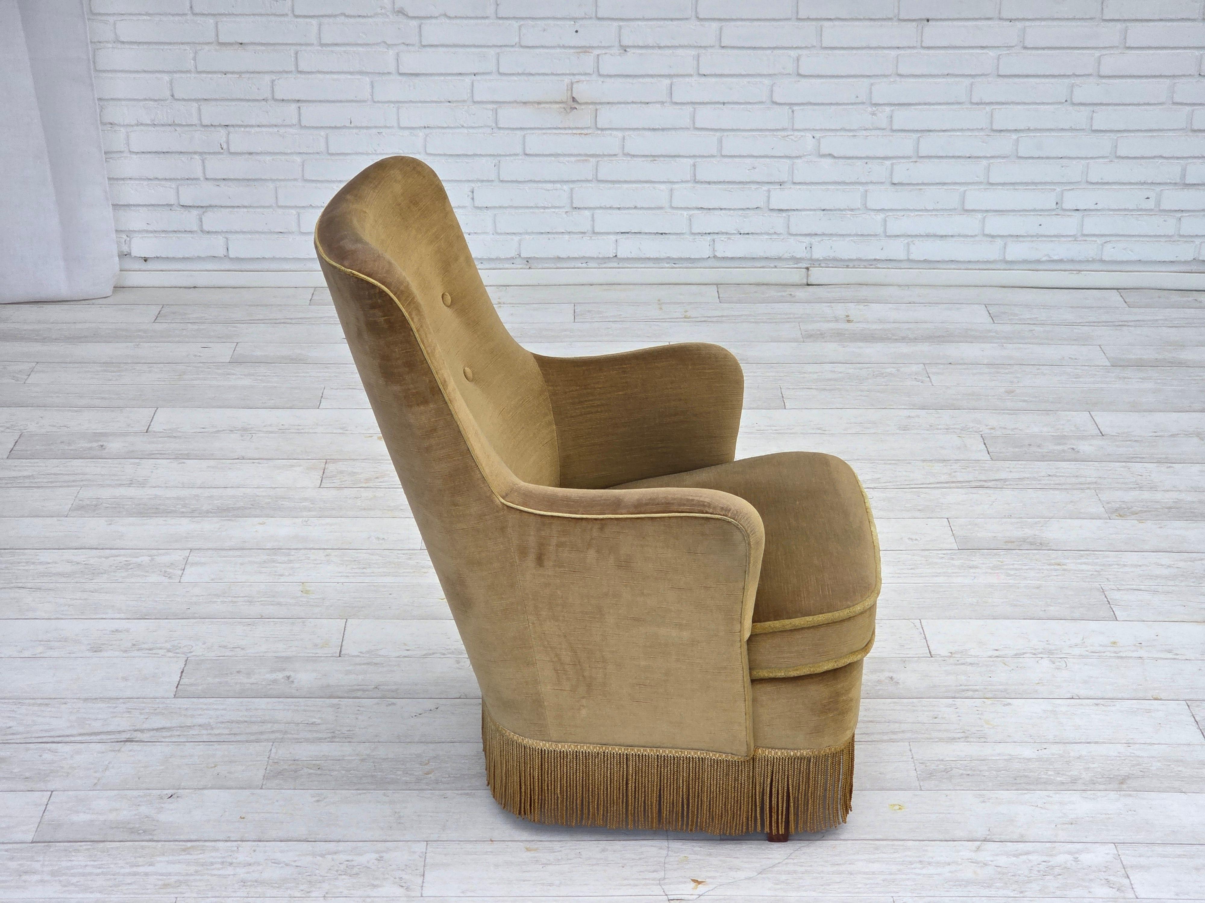 1970, fauteuil danois à dossier haut, velours de mobilier vert clair d'origine. en vente 5