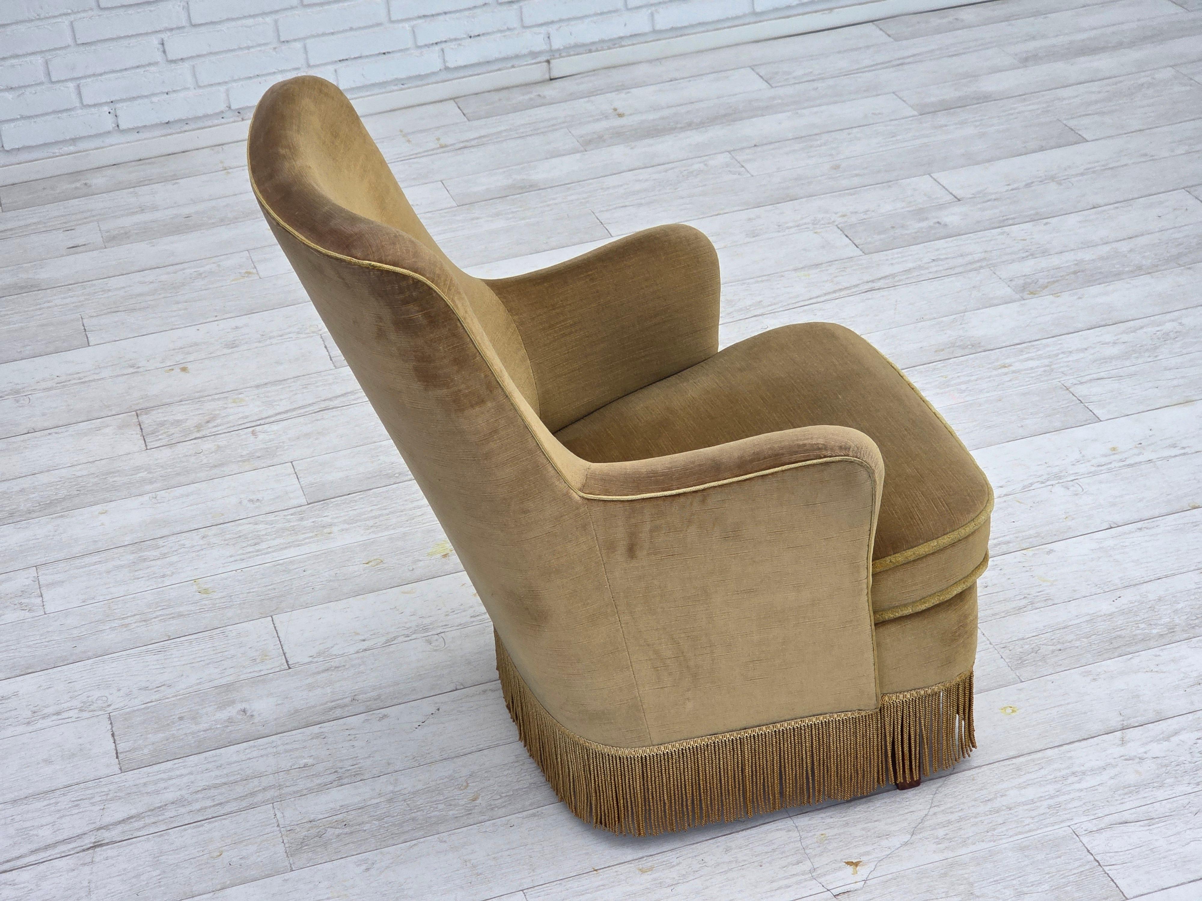 1970, fauteuil danois à dossier haut, velours de mobilier vert clair d'origine. en vente 6