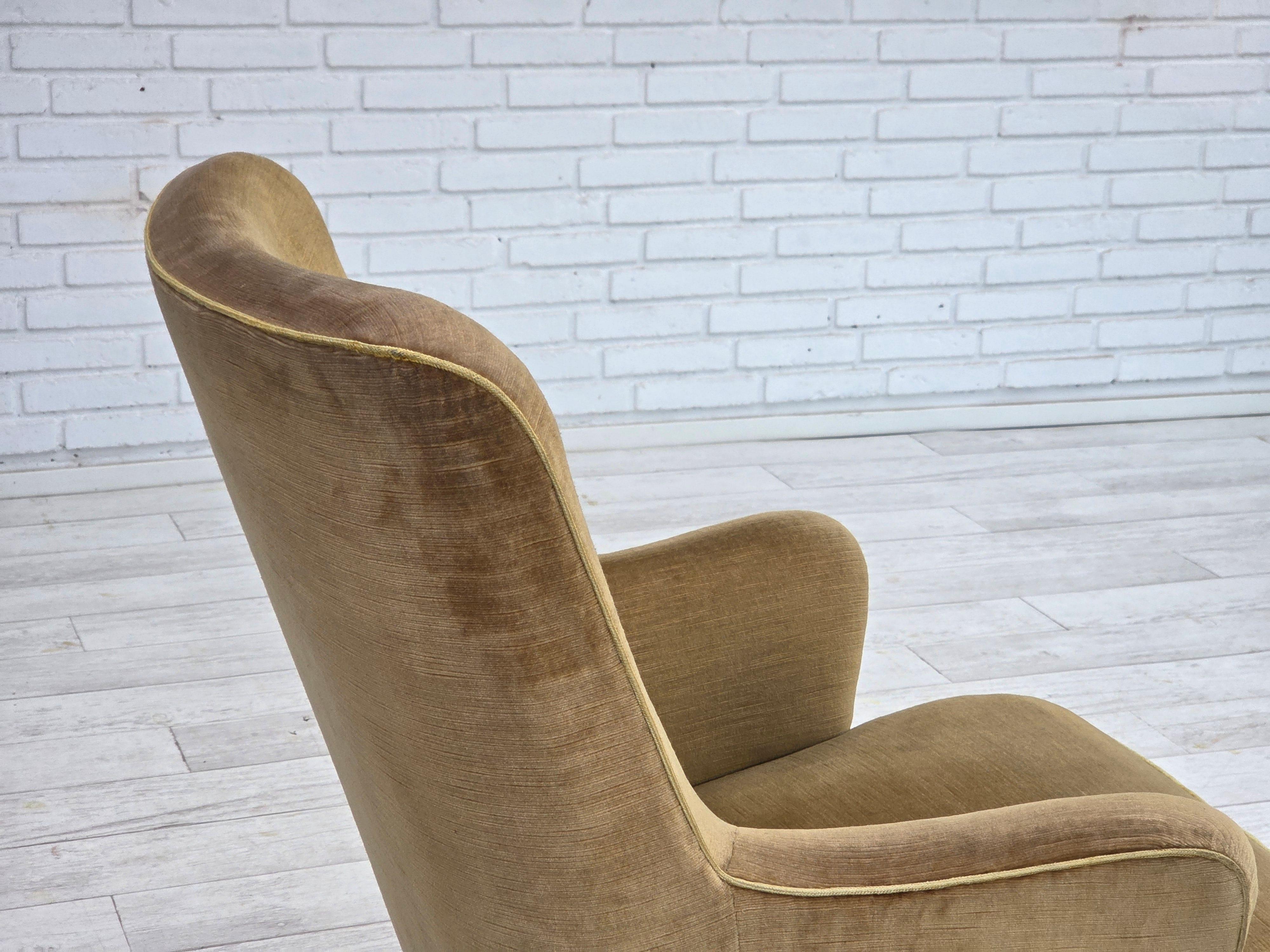 1970, fauteuil danois à dossier haut, velours de mobilier vert clair d'origine. en vente 7