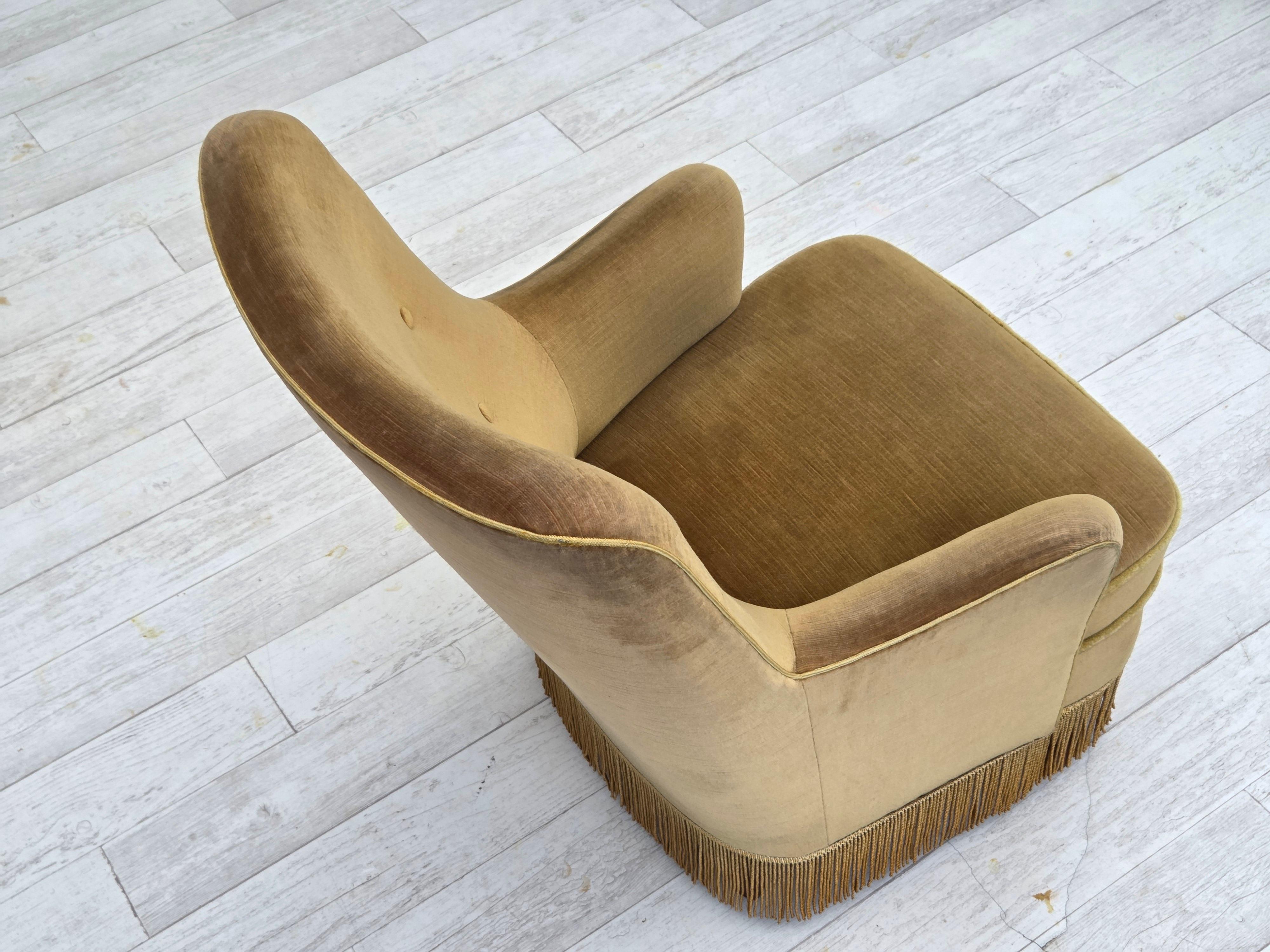 1970, fauteuil danois à dossier haut, velours de mobilier vert clair d'origine. en vente 8