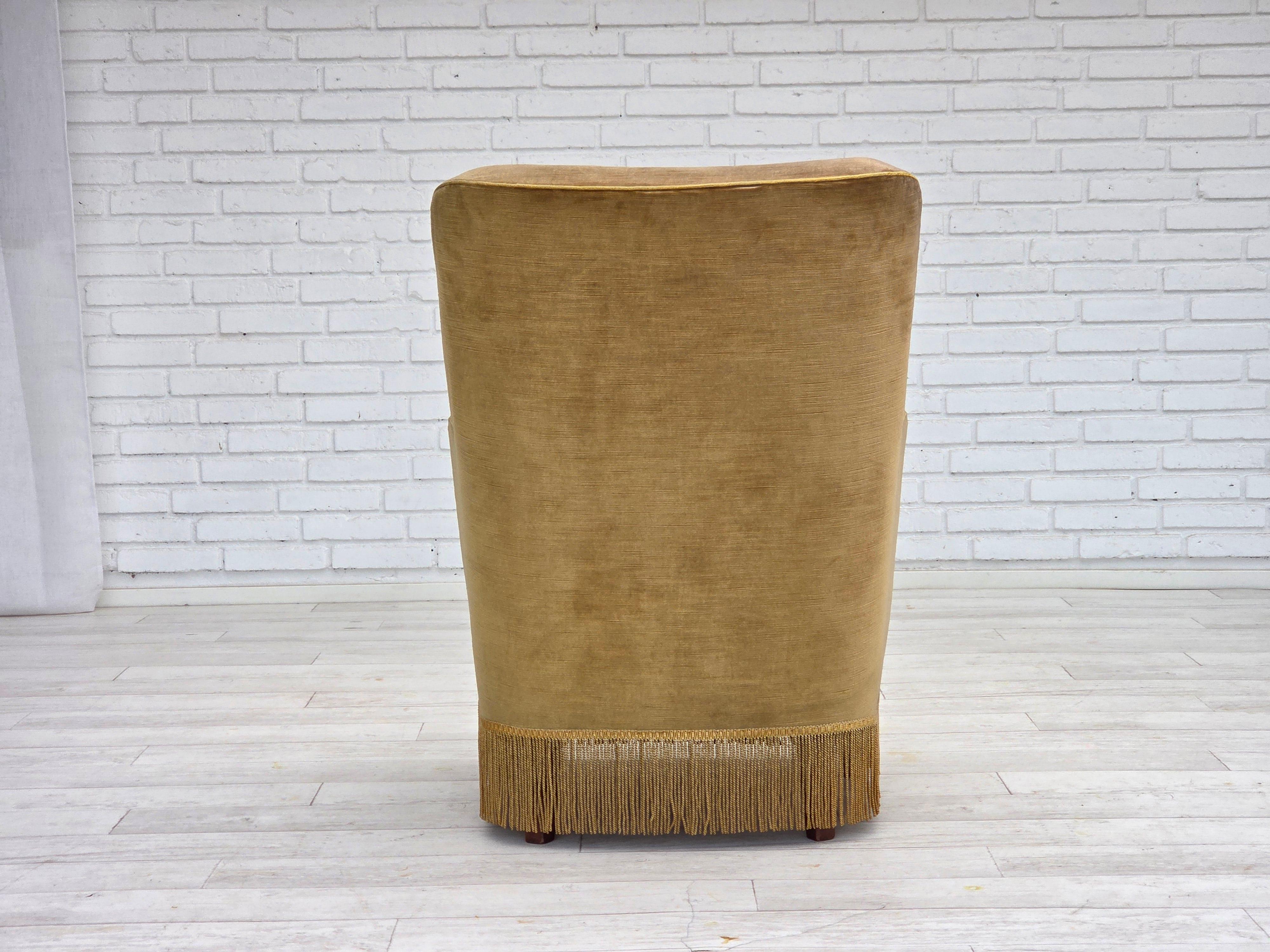 1970, fauteuil danois à dossier haut, velours de mobilier vert clair d'origine. en vente 10
