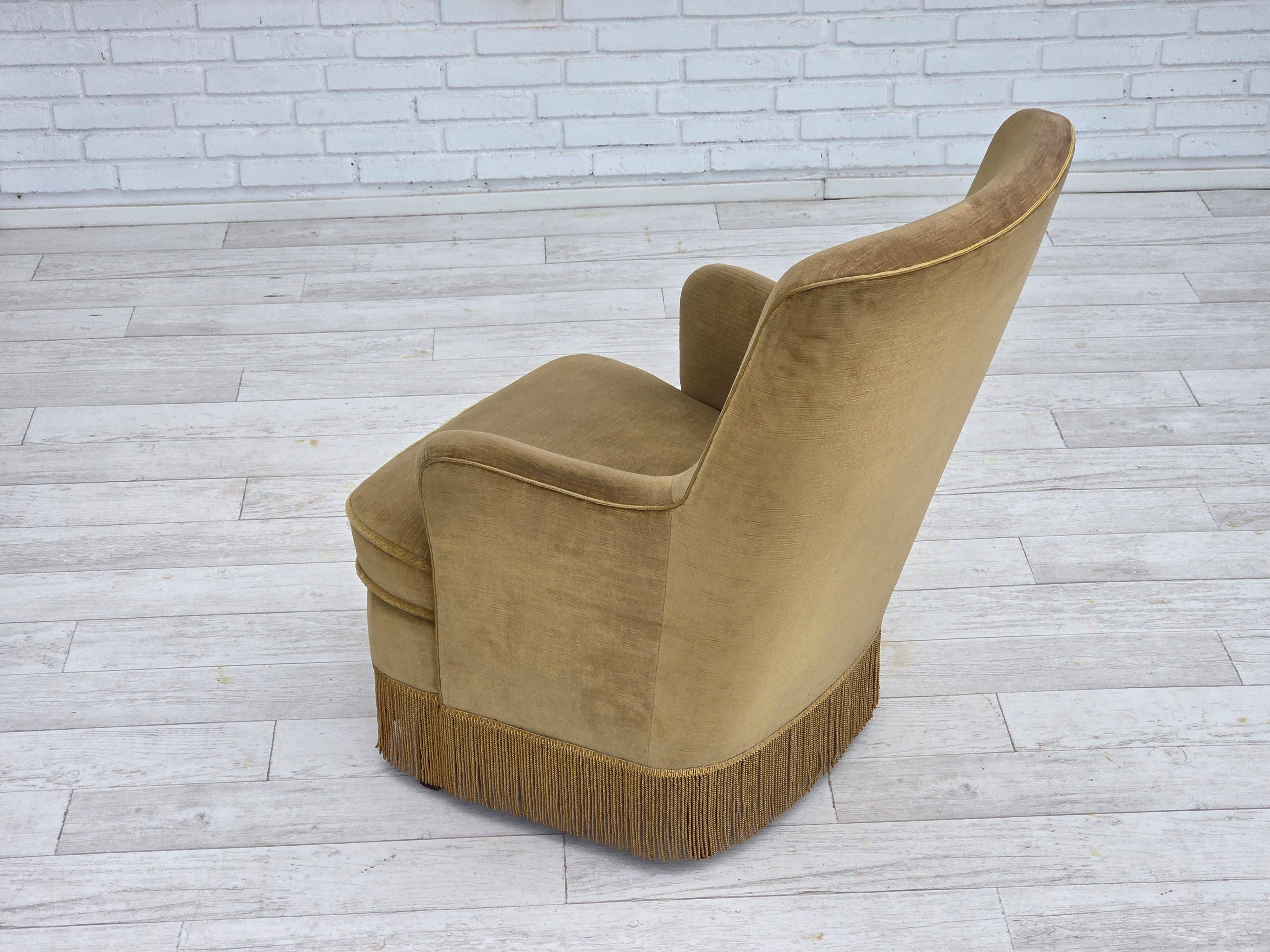 1970, fauteuil danois à dossier haut, velours de mobilier vert clair d'origine. en vente 11