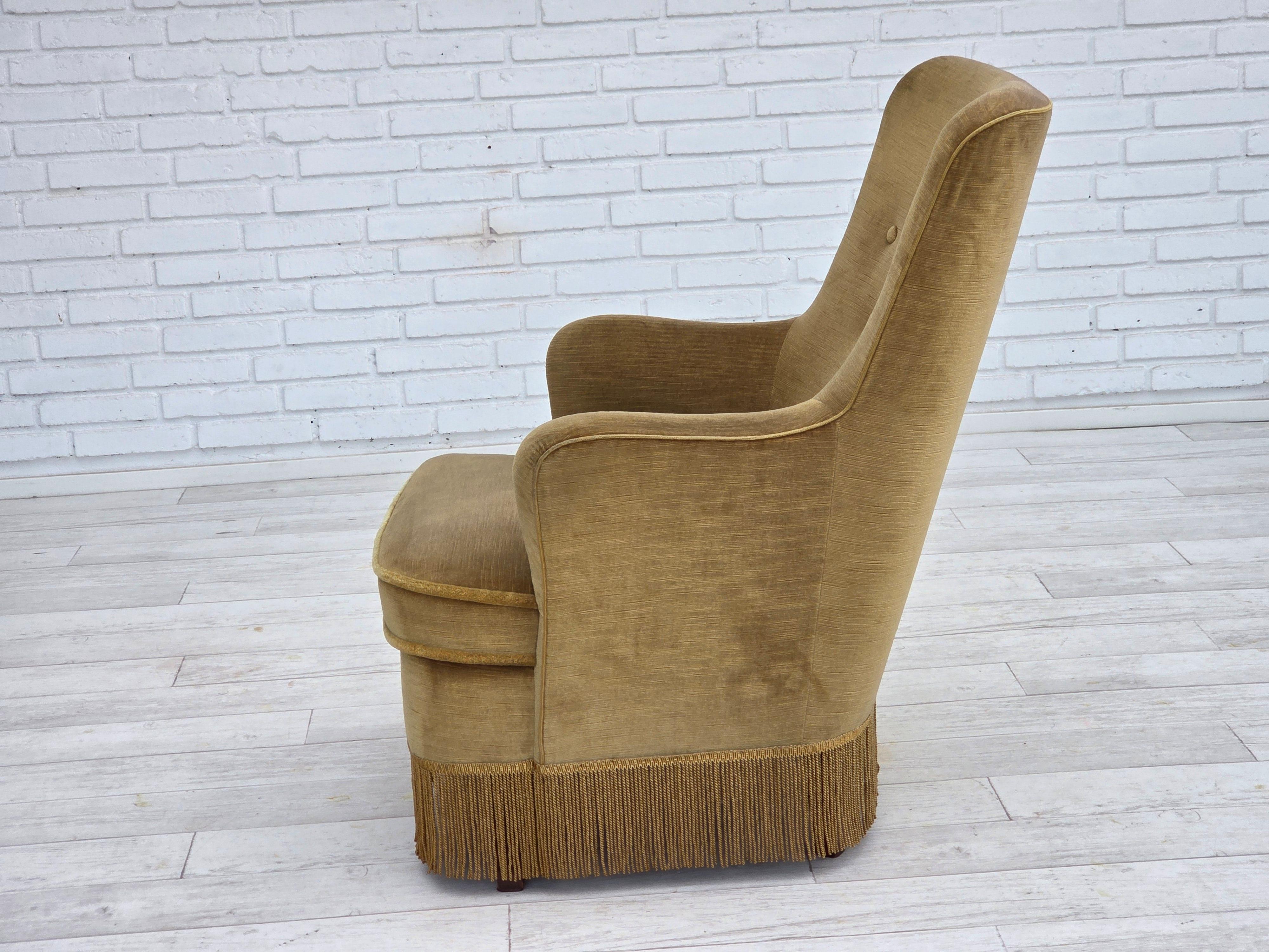 1970, fauteuil danois à dossier haut, velours de mobilier vert clair d'origine. en vente 12