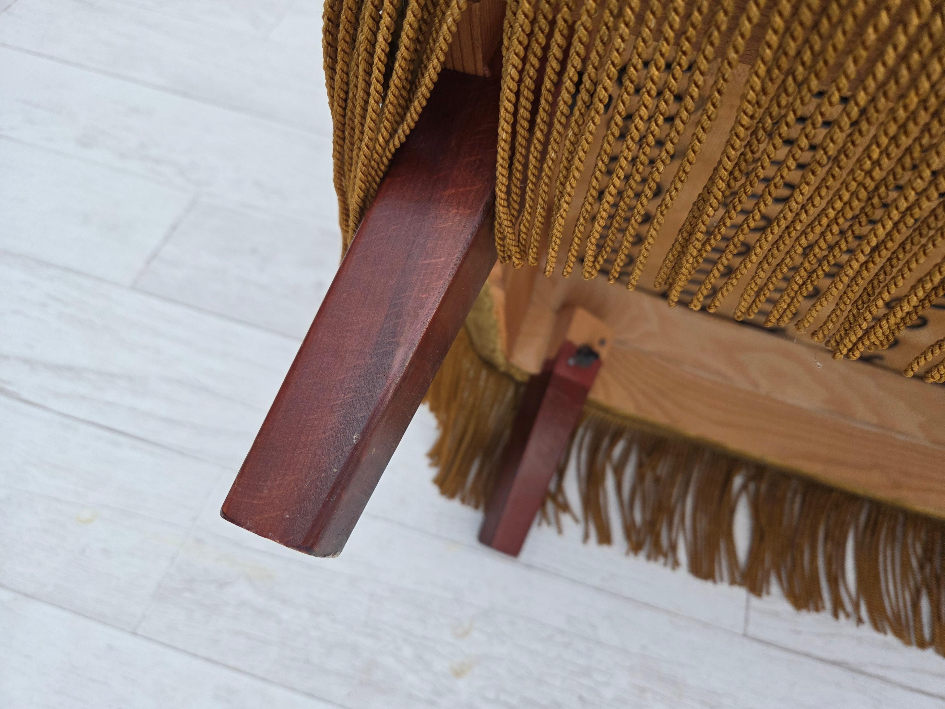 1970, fauteuil danois à dossier haut. Velours d'ameublement original vert clair, pieds en bois de Beeche, ressorts dans l'assise. Très bon état d'origine : pas d'odeurs, pas de taches et construction stable. Fabriqué par un fabricant de meubles