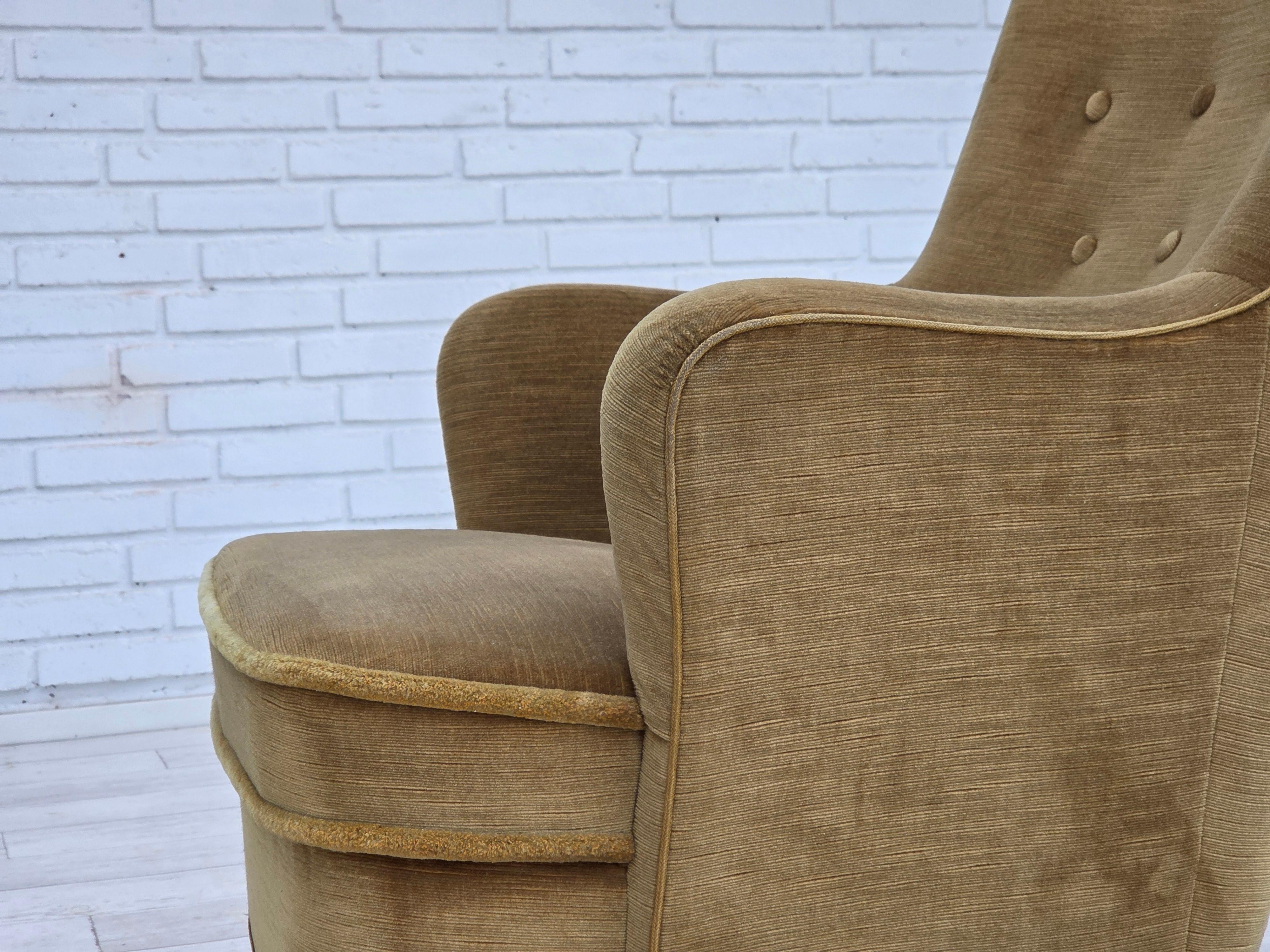 1970, fauteuil danois à dossier haut, velours de mobilier vert clair d'origine. en vente 13