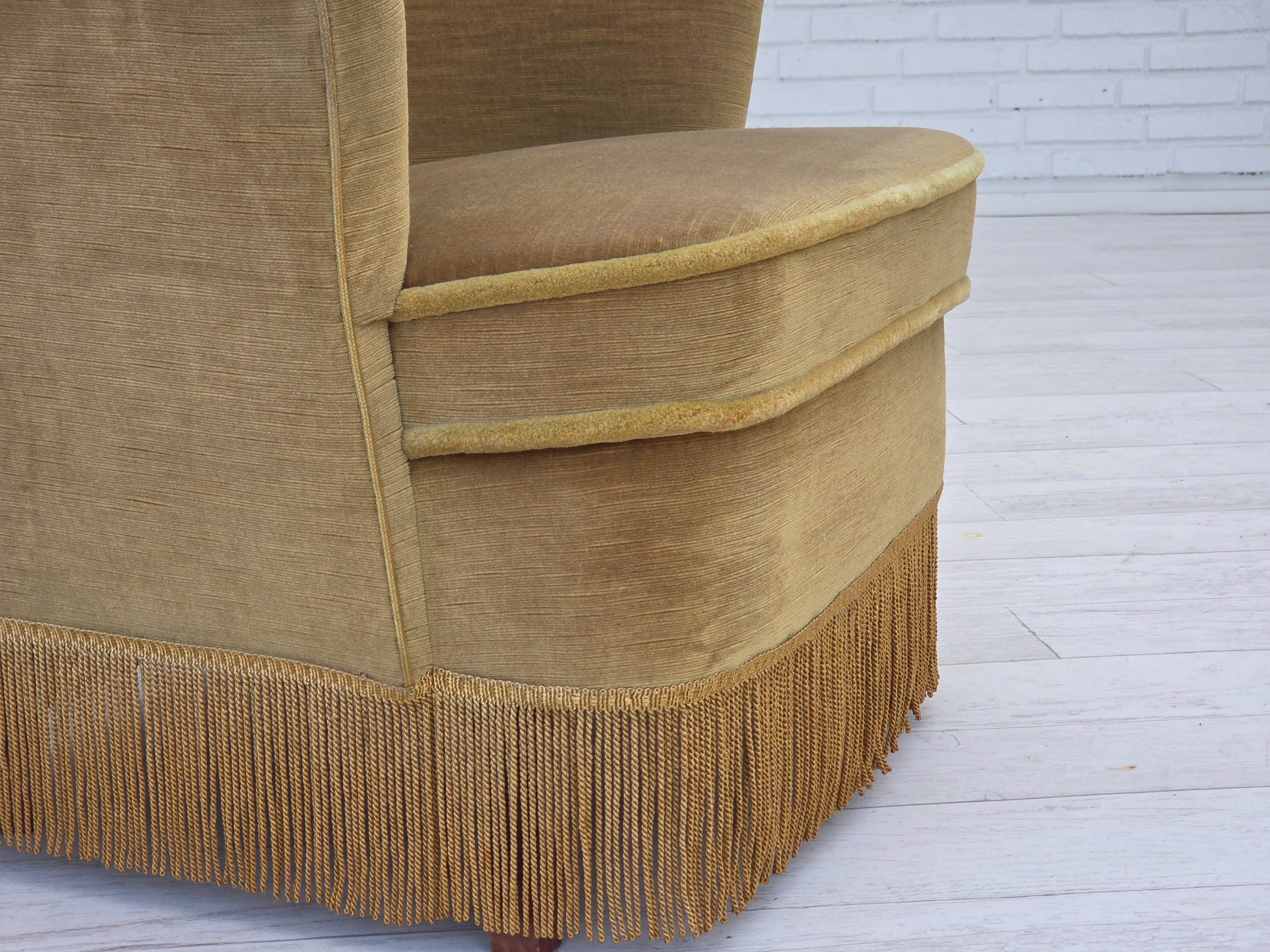 Danois 1970, fauteuil danois à dossier haut, velours de mobilier vert clair d'origine. en vente