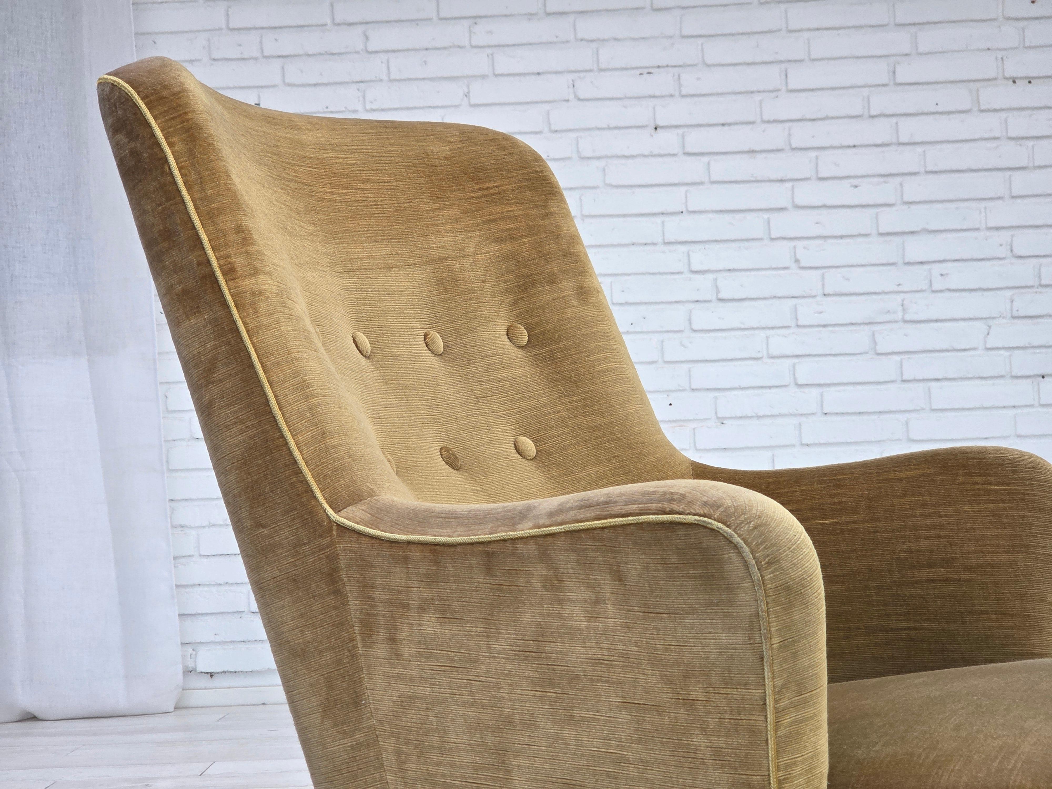 1970, fauteuil danois à dossier haut, velours de mobilier vert clair d'origine. Bon état - En vente à Tarm, 82