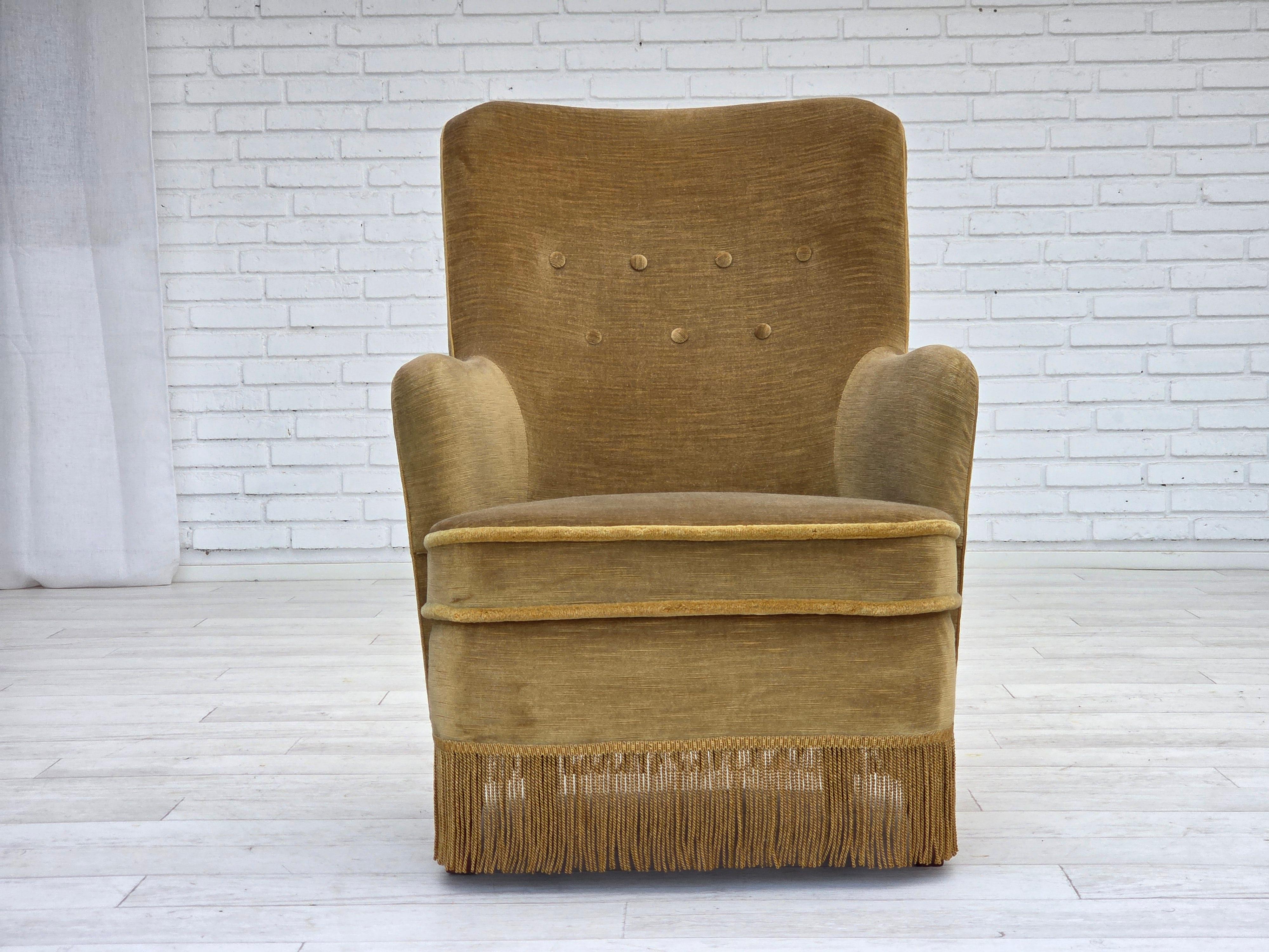 1970, fauteuil danois à dossier haut, velours de mobilier vert clair d'origine. en vente 1