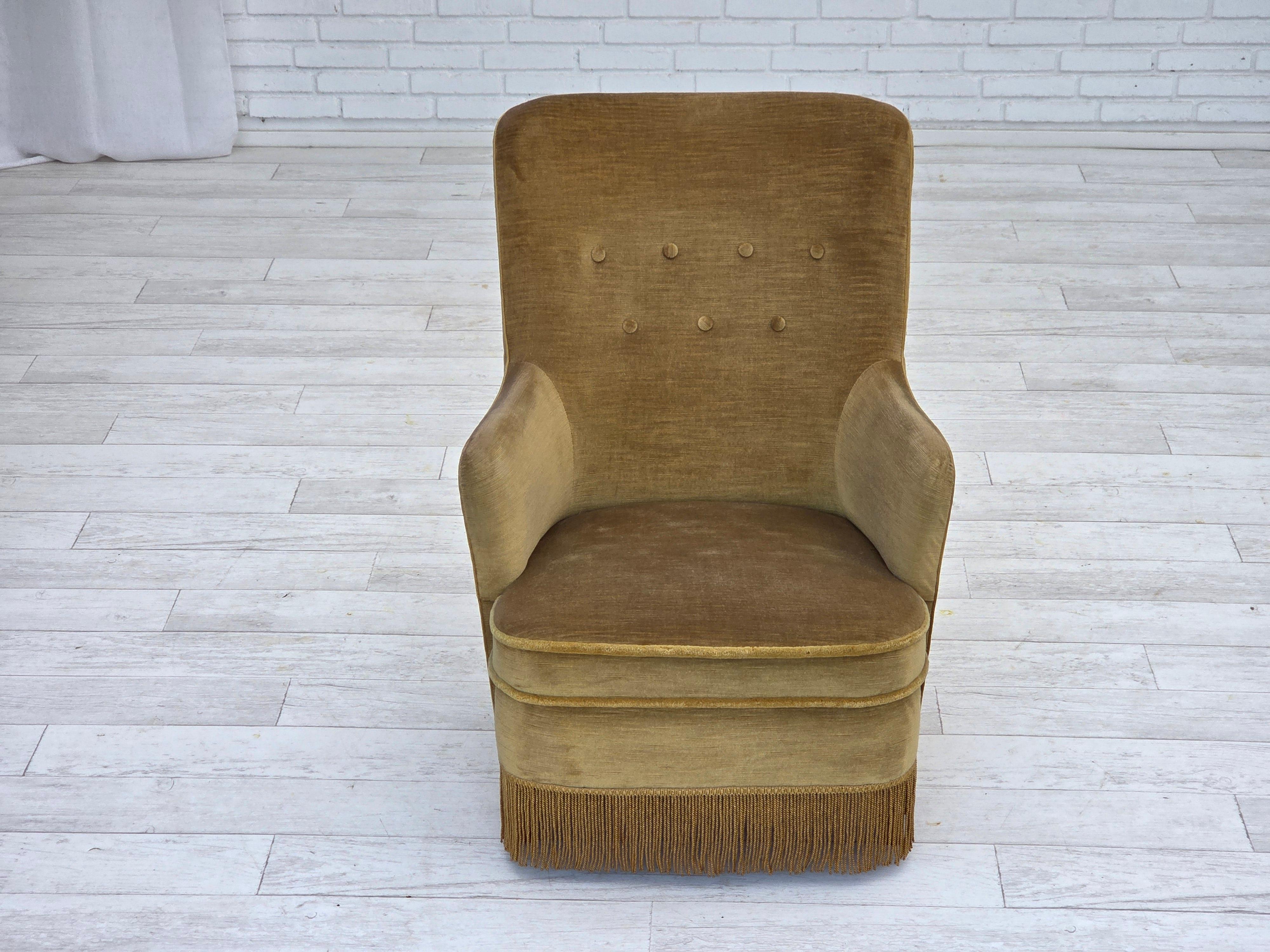 1970, fauteuil danois à dossier haut, velours de mobilier vert clair d'origine. en vente 2