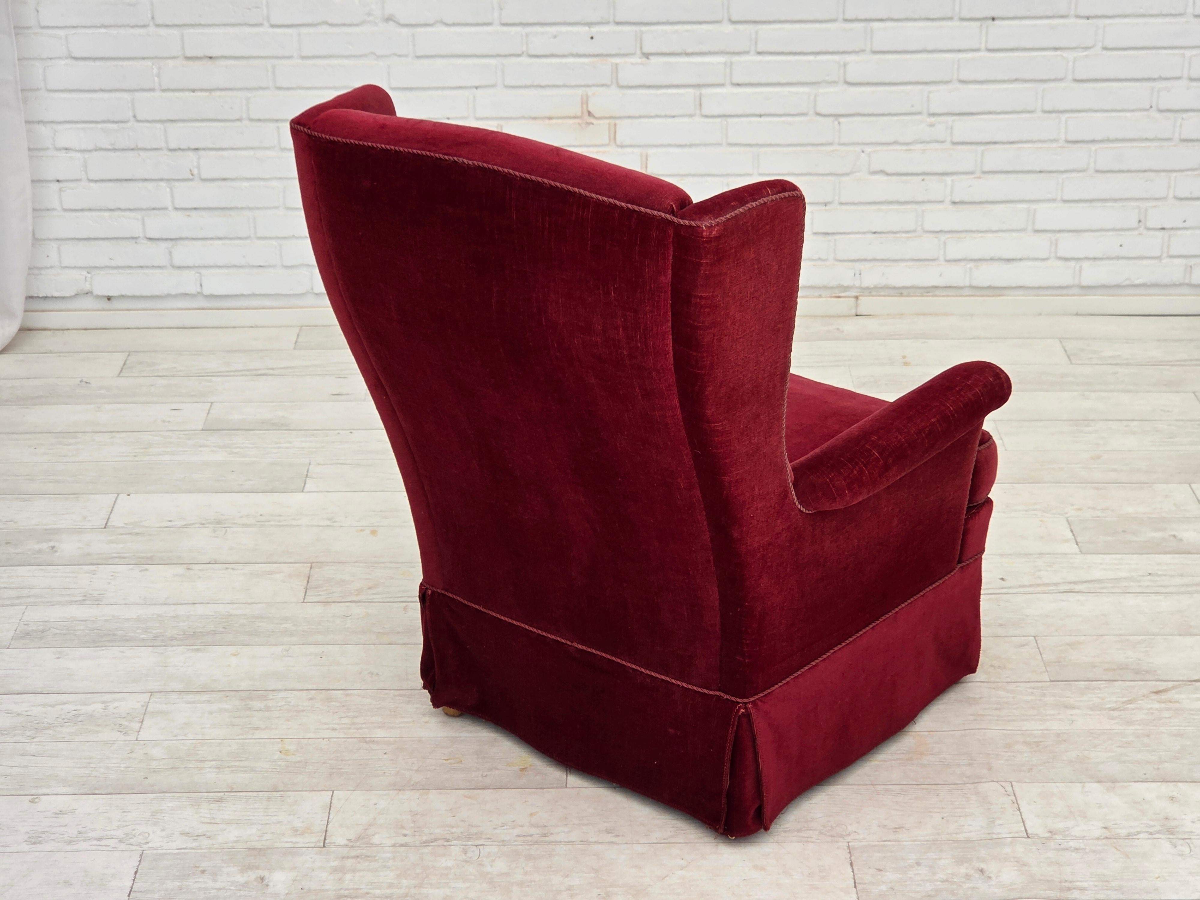 1970, chaise danoise à dossier haut, velours de meubles rouge cerise, pieds en bois de frêne. en vente 3