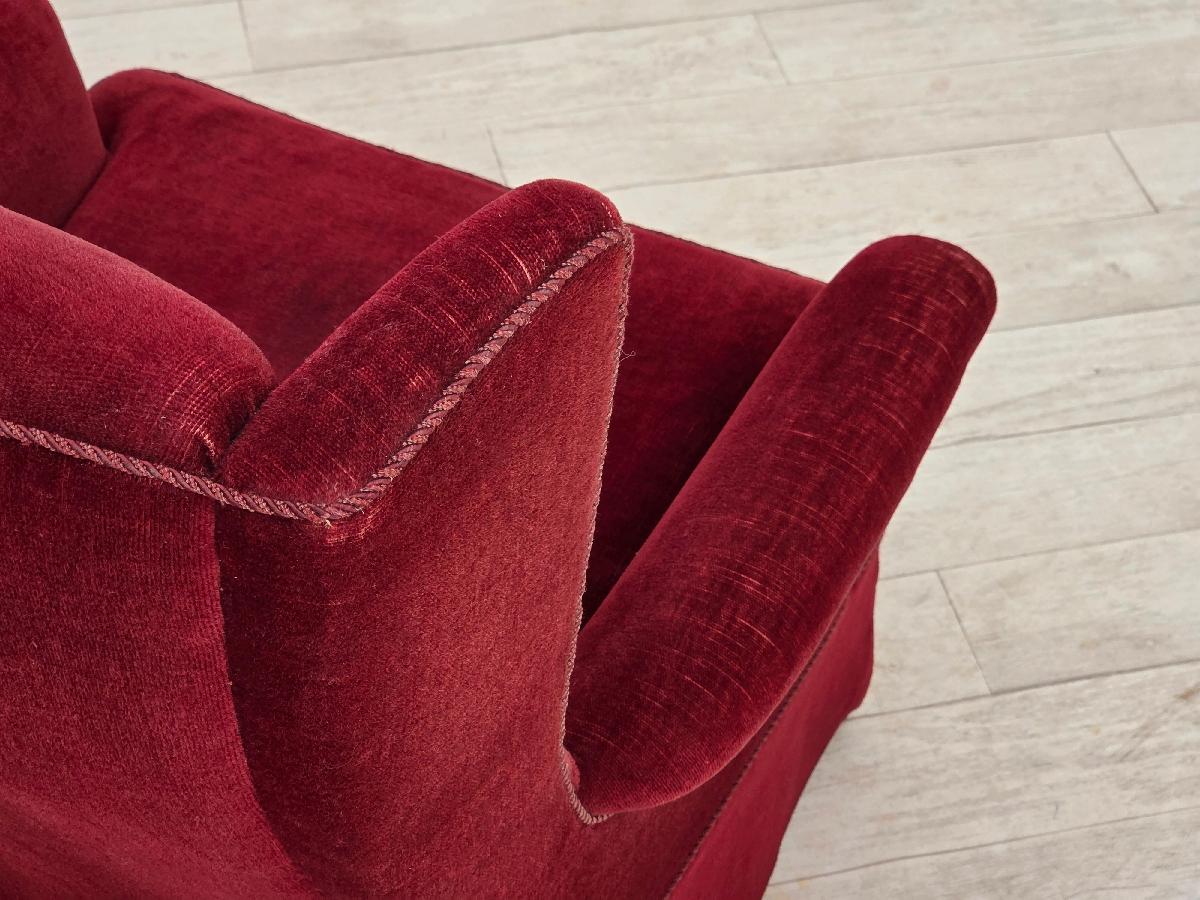 1970, chaise danoise à dossier haut, velours de meubles rouge cerise, pieds en bois de frêne. en vente 4