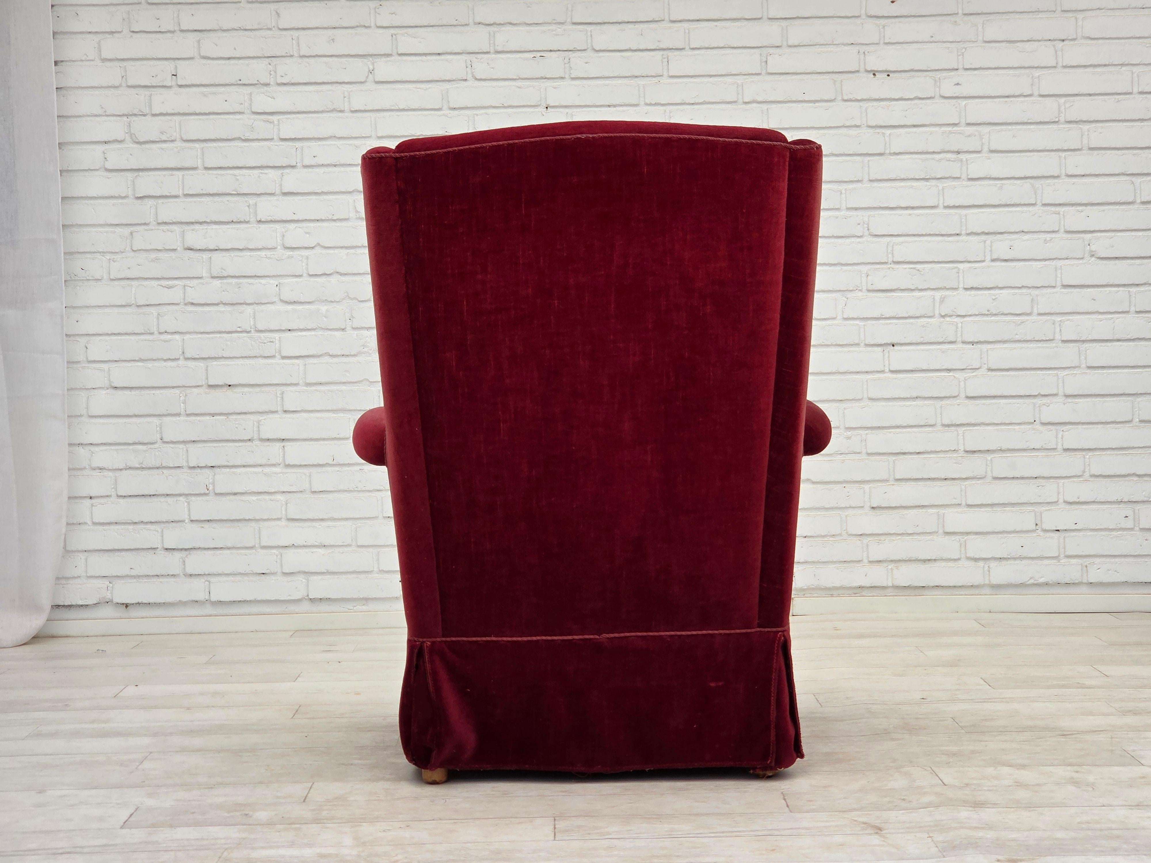 1970, chaise danoise à dossier haut, velours de meubles rouge cerise, pieds en bois de frêne. en vente 5