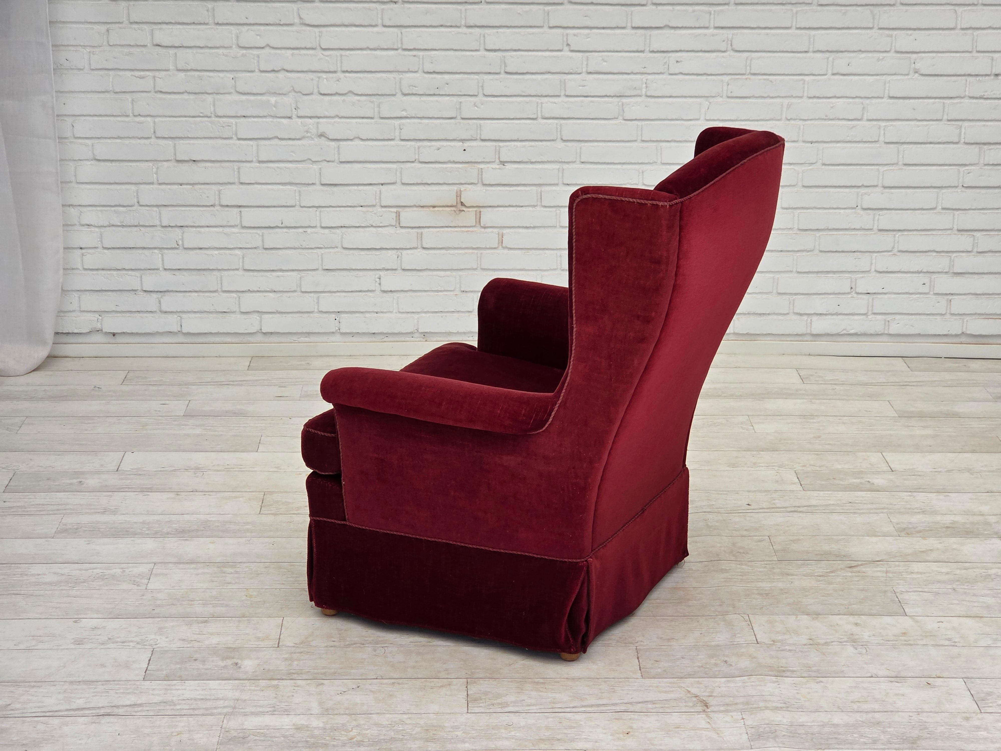 1970, chaise danoise à dossier haut, velours de meubles rouge cerise, pieds en bois de frêne. en vente 6