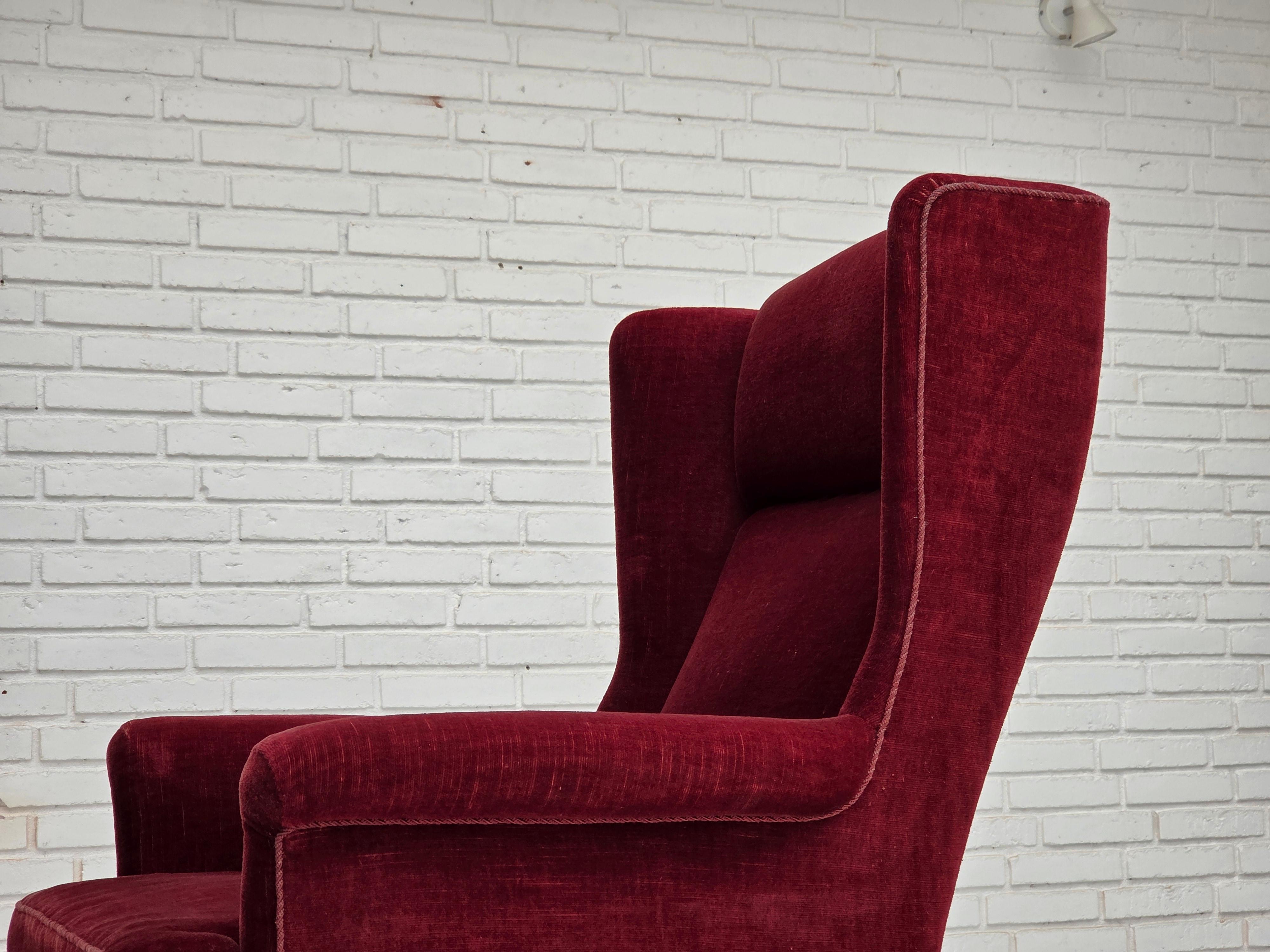 1970, chaise danoise à dossier haut, velours de meubles rouge cerise, pieds en bois de frêne. en vente 9