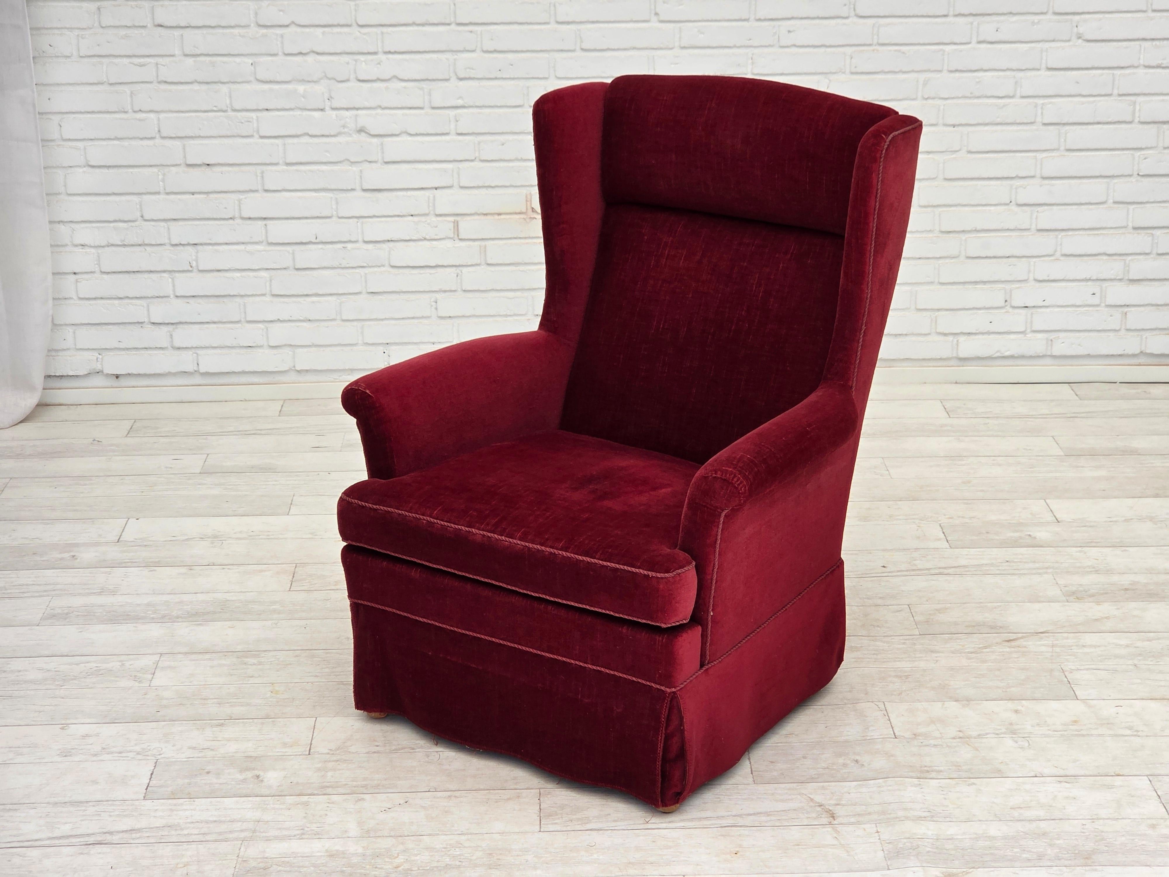1970, chaise danoise à dossier haut, velours de meubles rouge cerise, pieds en bois de frêne. en vente 10