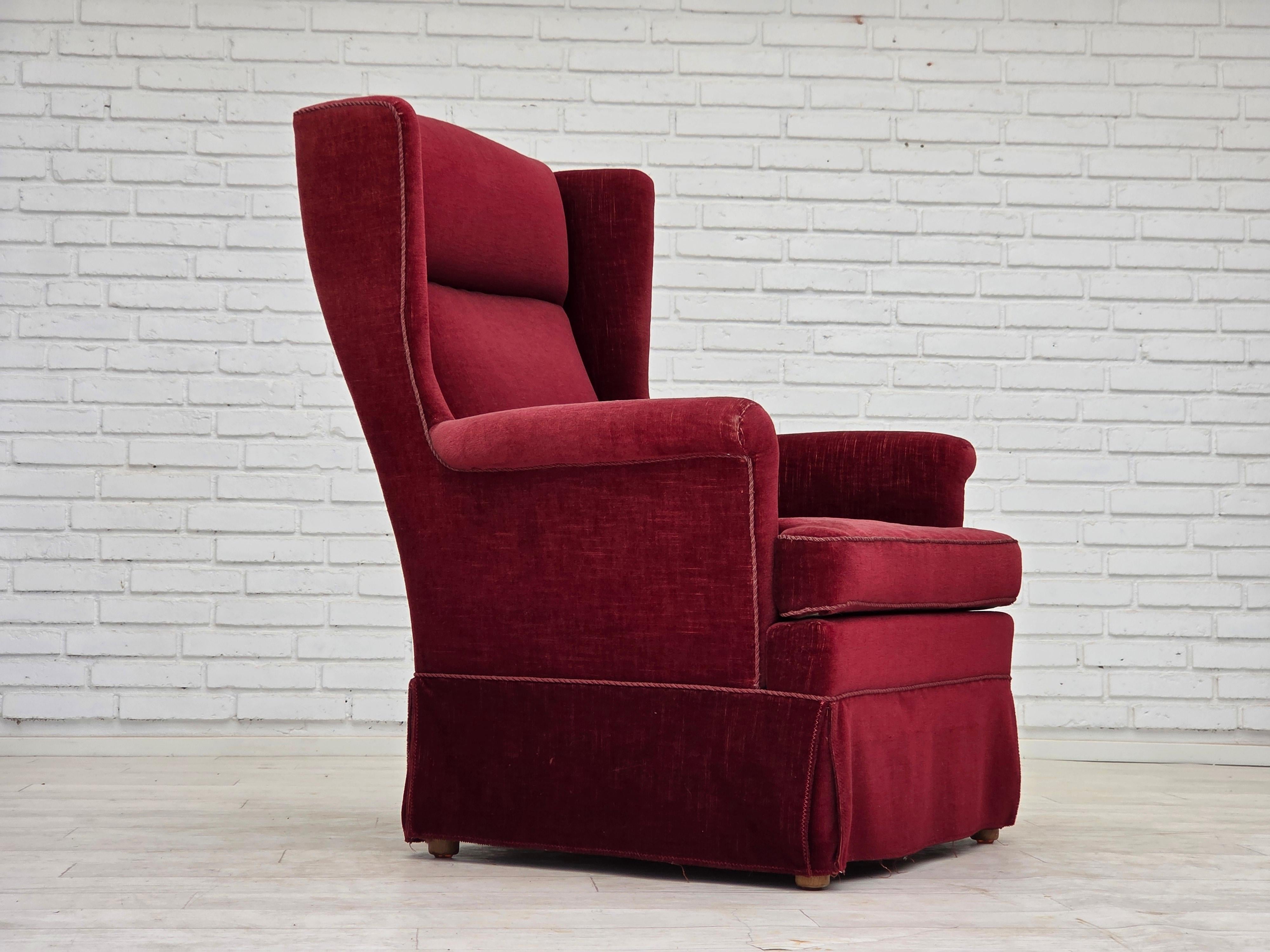 1970, chaise danoise à dossier haut. Velours d'ameublement rouge cerise, pieds en bois de frêne, ressorts dans le coussin d'assise. Très bon état d'origine : pas d'odeurs, pas de taches et construction stable. Fabriqué par un fabricant de meubles
