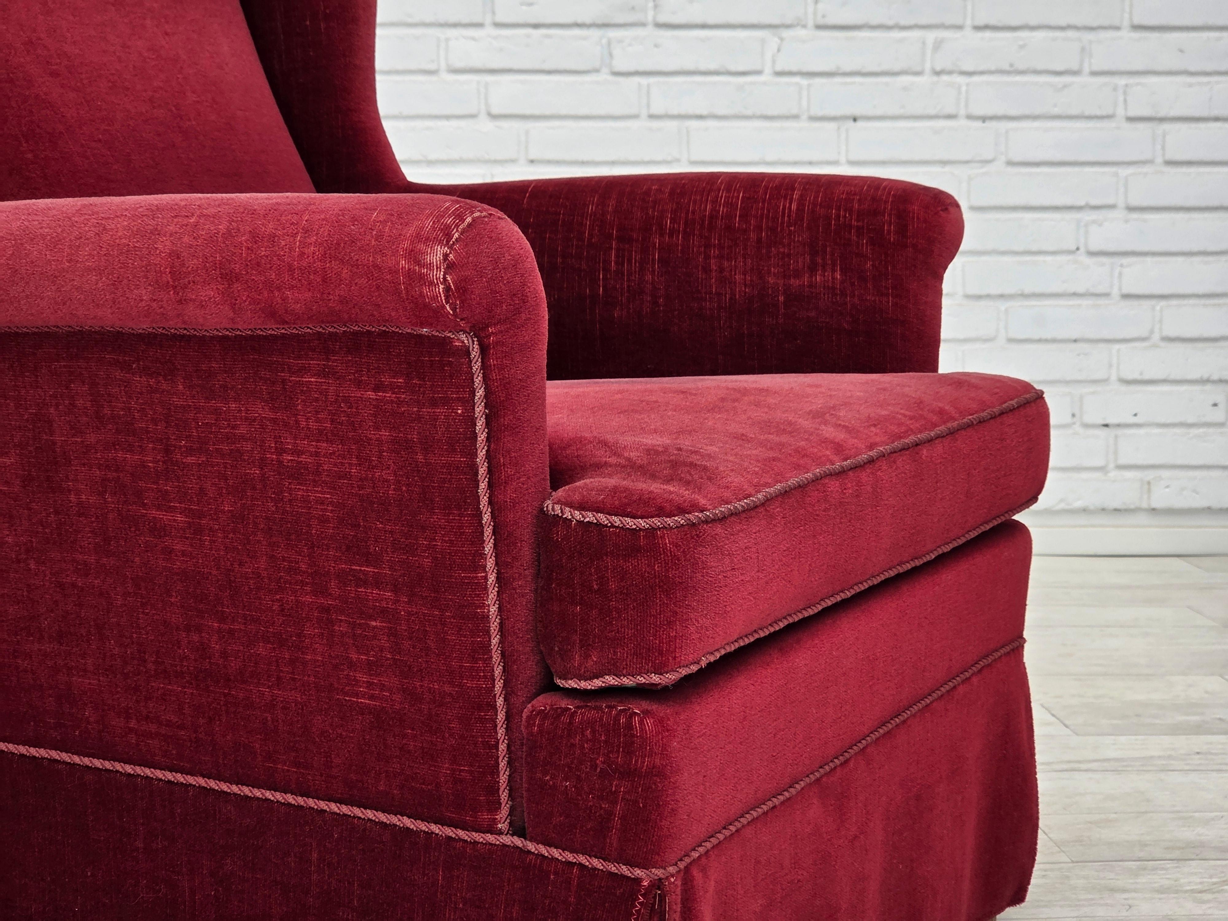 Scandinave moderne 1970, chaise danoise à dossier haut, velours de meubles rouge cerise, pieds en bois de frêne. en vente