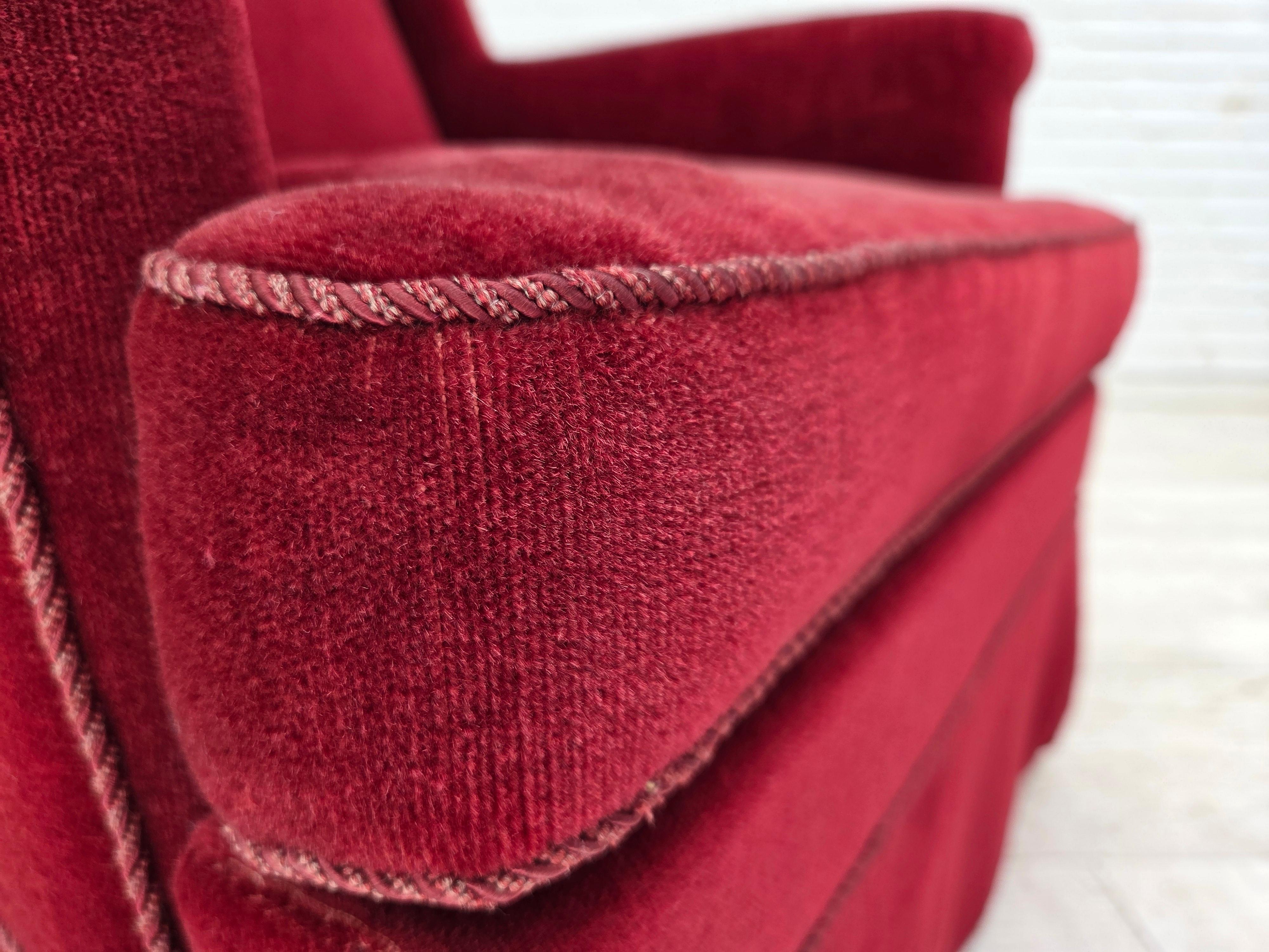 Danese Anni '70, sedia danese con schienale alto, velluto rosso ciliegia, gambe in legno di frassino. in vendita