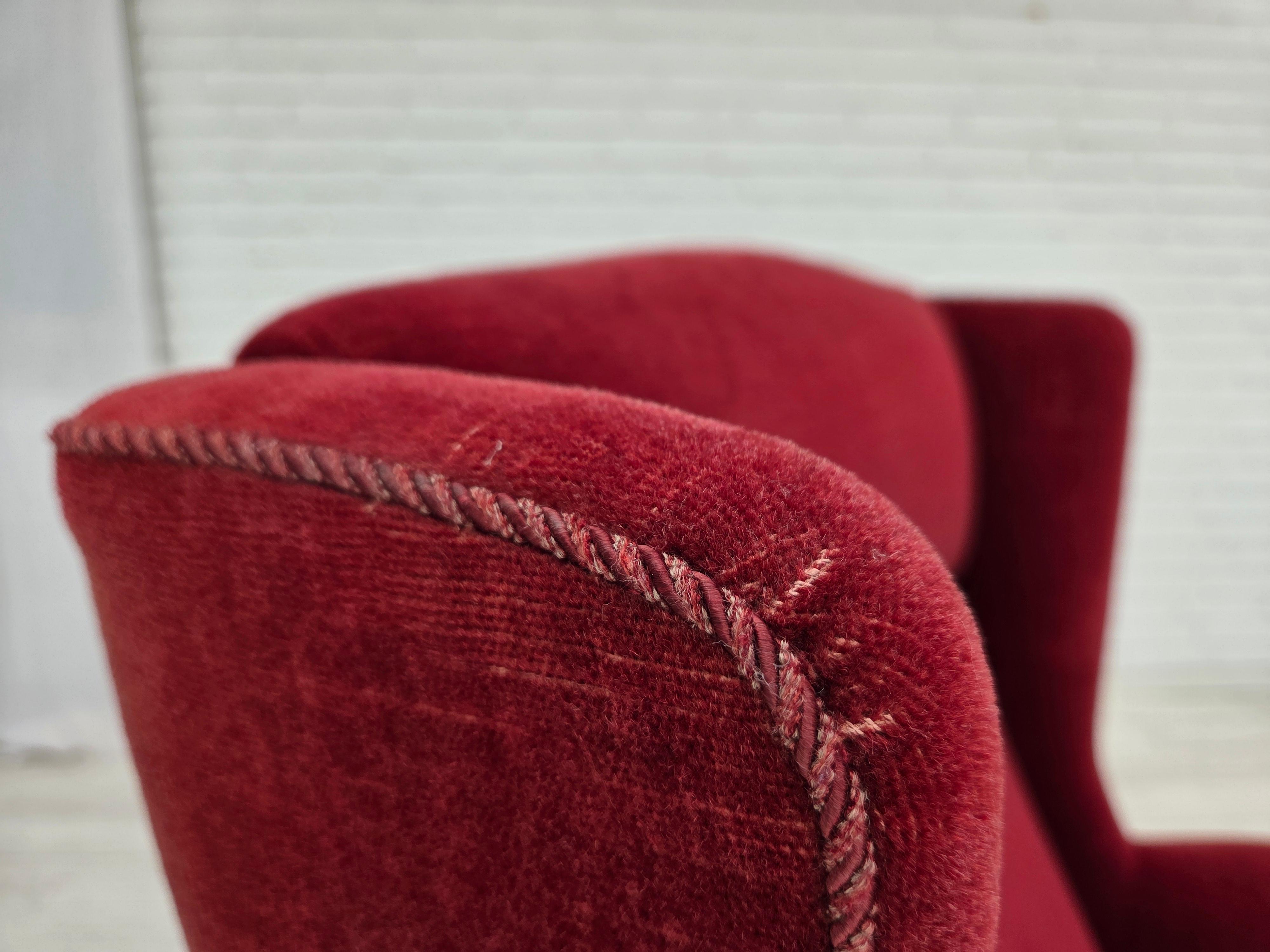 1970, chaise danoise à dossier haut, velours de meubles rouge cerise, pieds en bois de frêne. Bon état - En vente à Tarm, 82