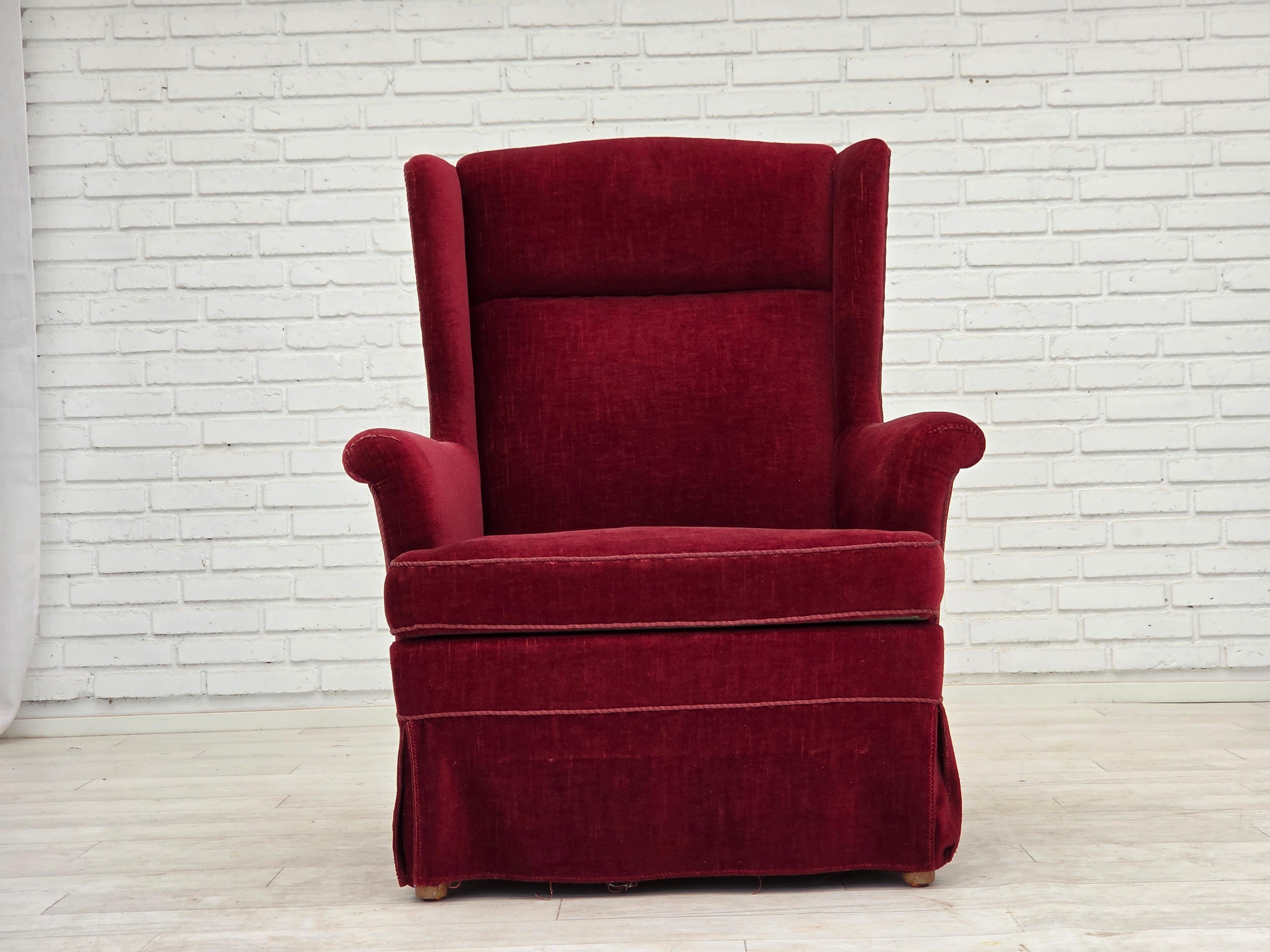 Milieu du XXe siècle 1970, chaise danoise à dossier haut, velours de meubles rouge cerise, pieds en bois de frêne. en vente