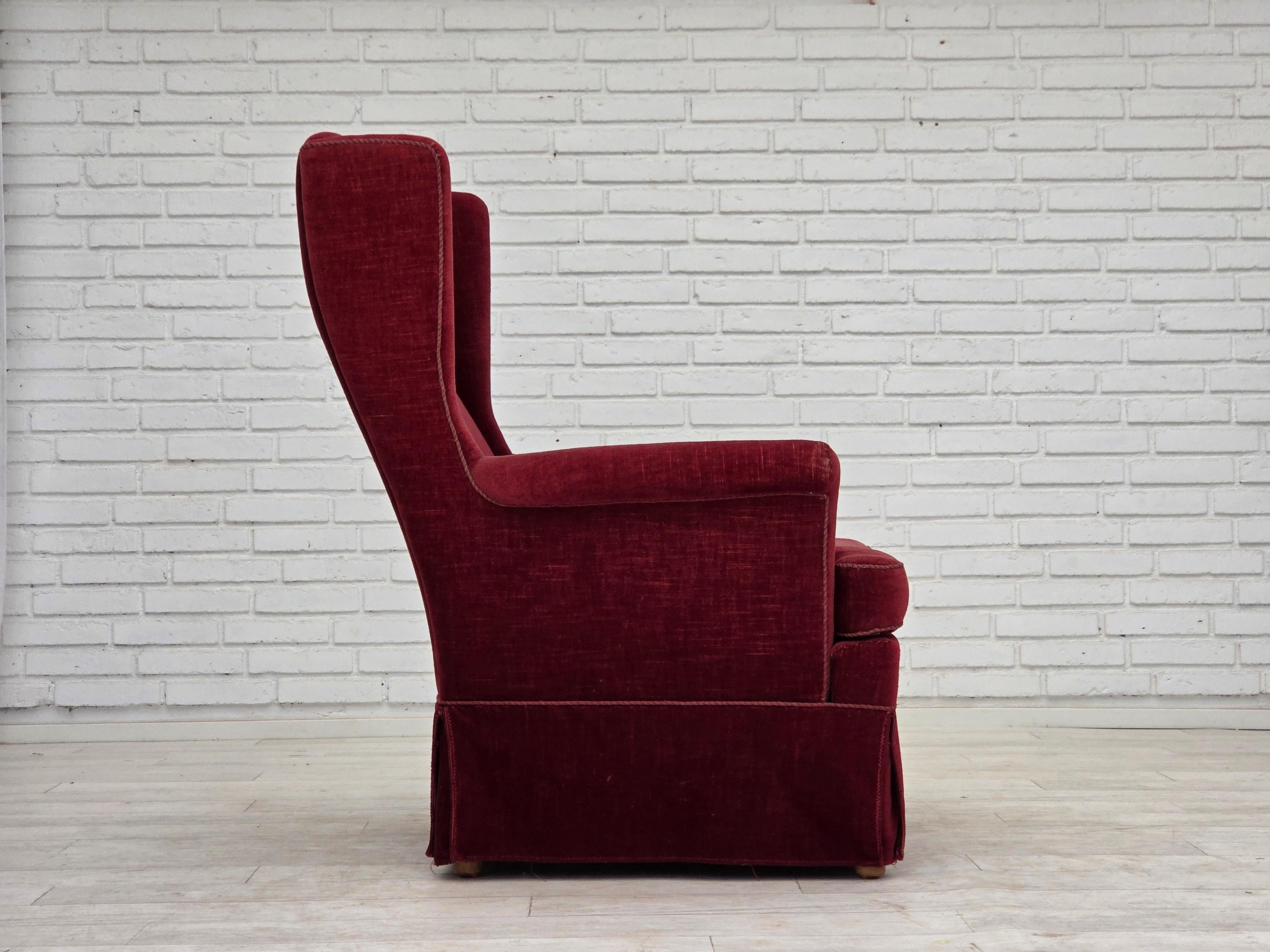 Velours 1970, chaise danoise à dossier haut, velours de meubles rouge cerise, pieds en bois de frêne. en vente