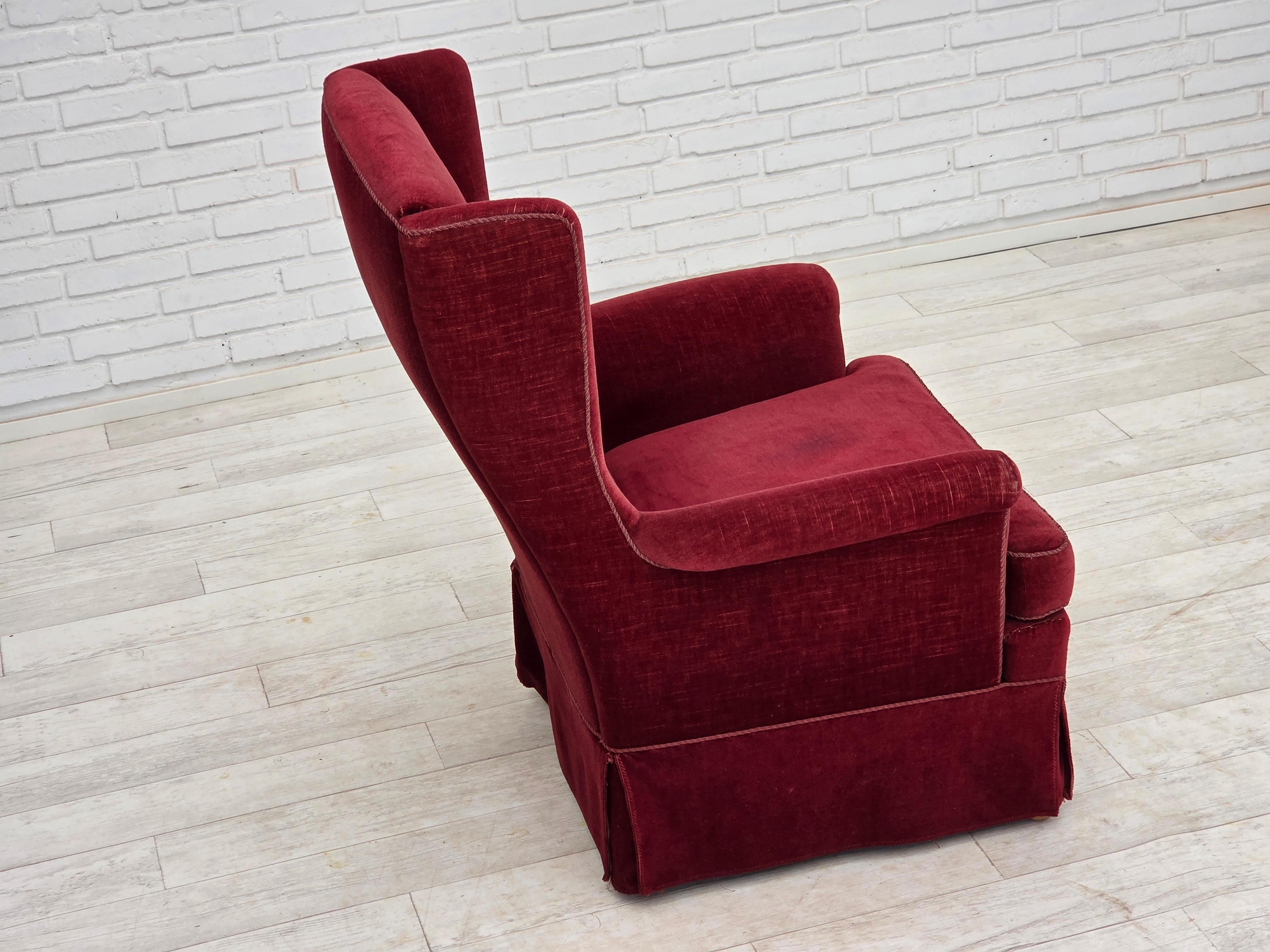 1970, chaise danoise à dossier haut, velours de meubles rouge cerise, pieds en bois de frêne. en vente 1