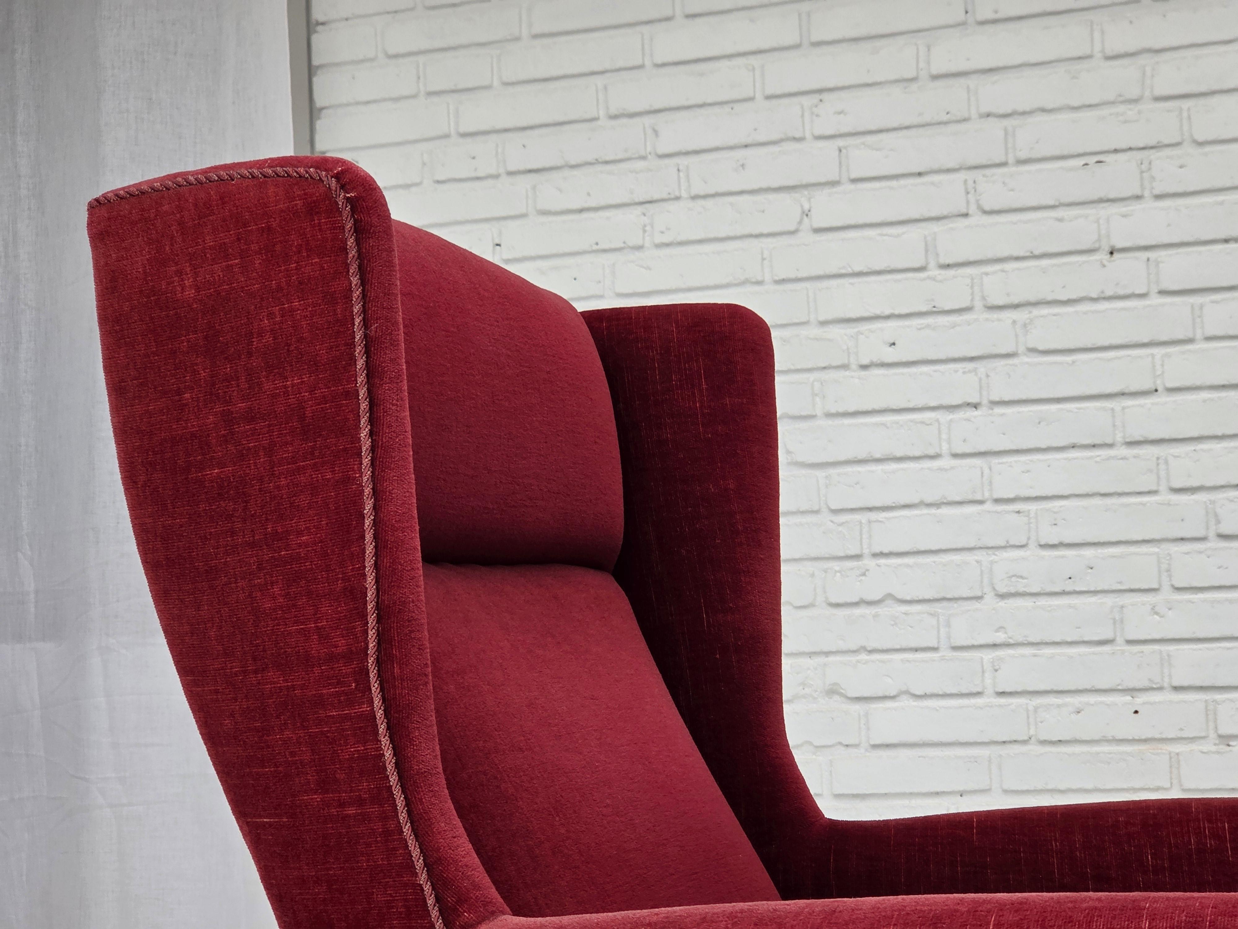 1970, chaise danoise à dossier haut, velours de meubles rouge cerise, pieds en bois de frêne. en vente 2