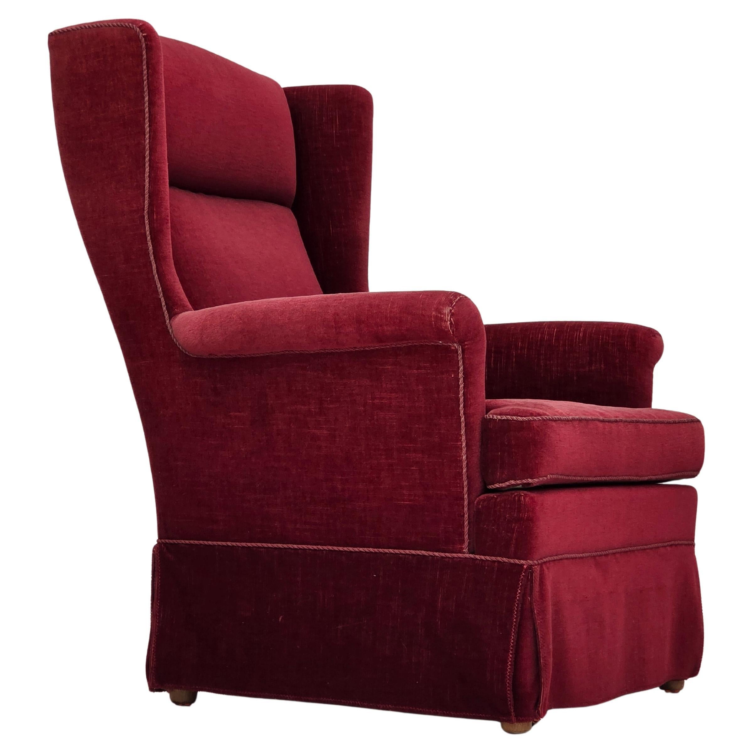 Anni '70, sedia danese con schienale alto, velluto rosso ciliegia, gambe in legno di frassino.