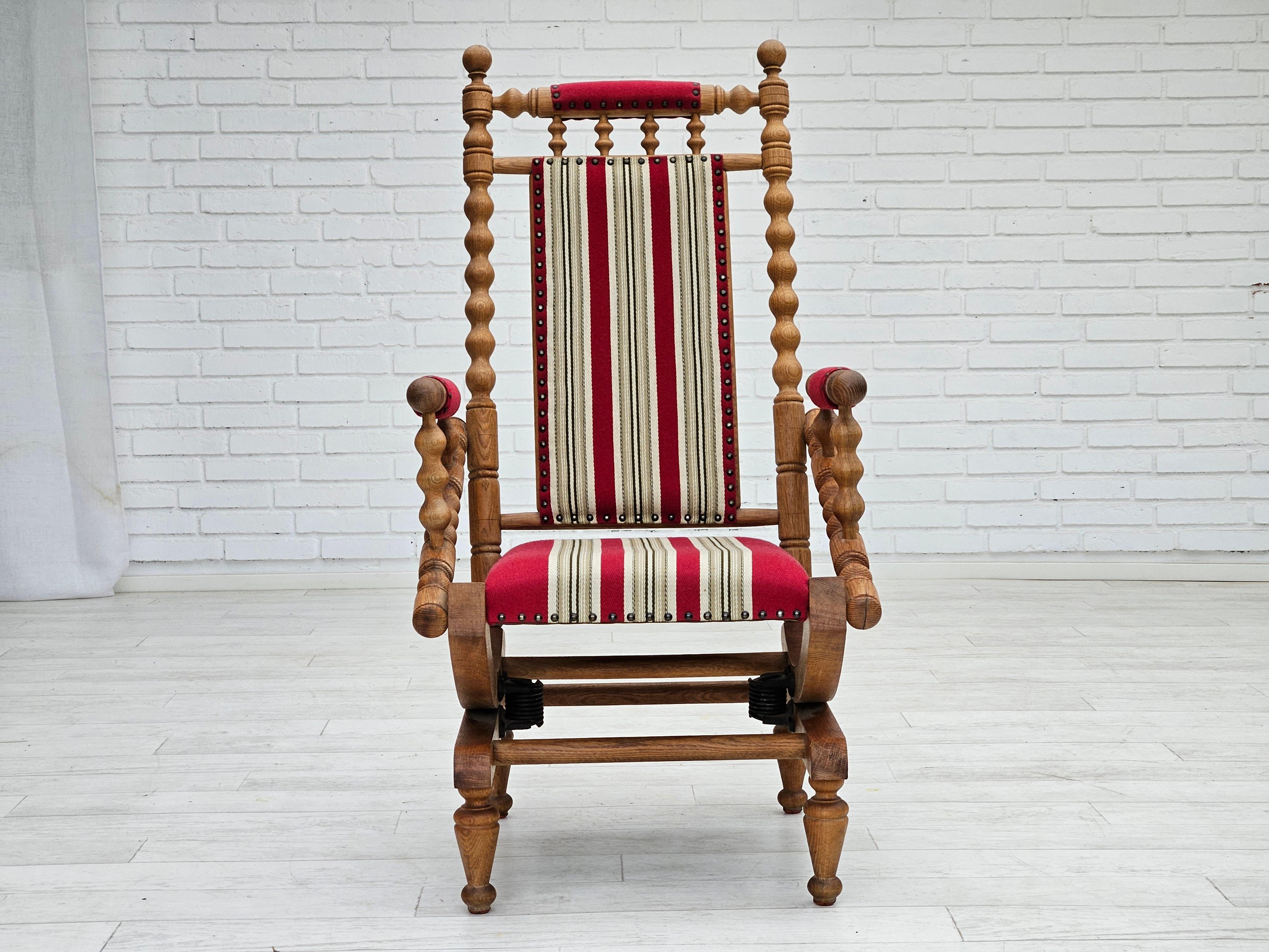 Chaise à bascule danoise à dossier haut des années 1960-70 en très bon état d'origine : pas d'odeurs ni de taches. Bois de chêne massif et tissu de laine d'ameublement. Fabriqué par un fabricant de meubles danois dans les années 1965.