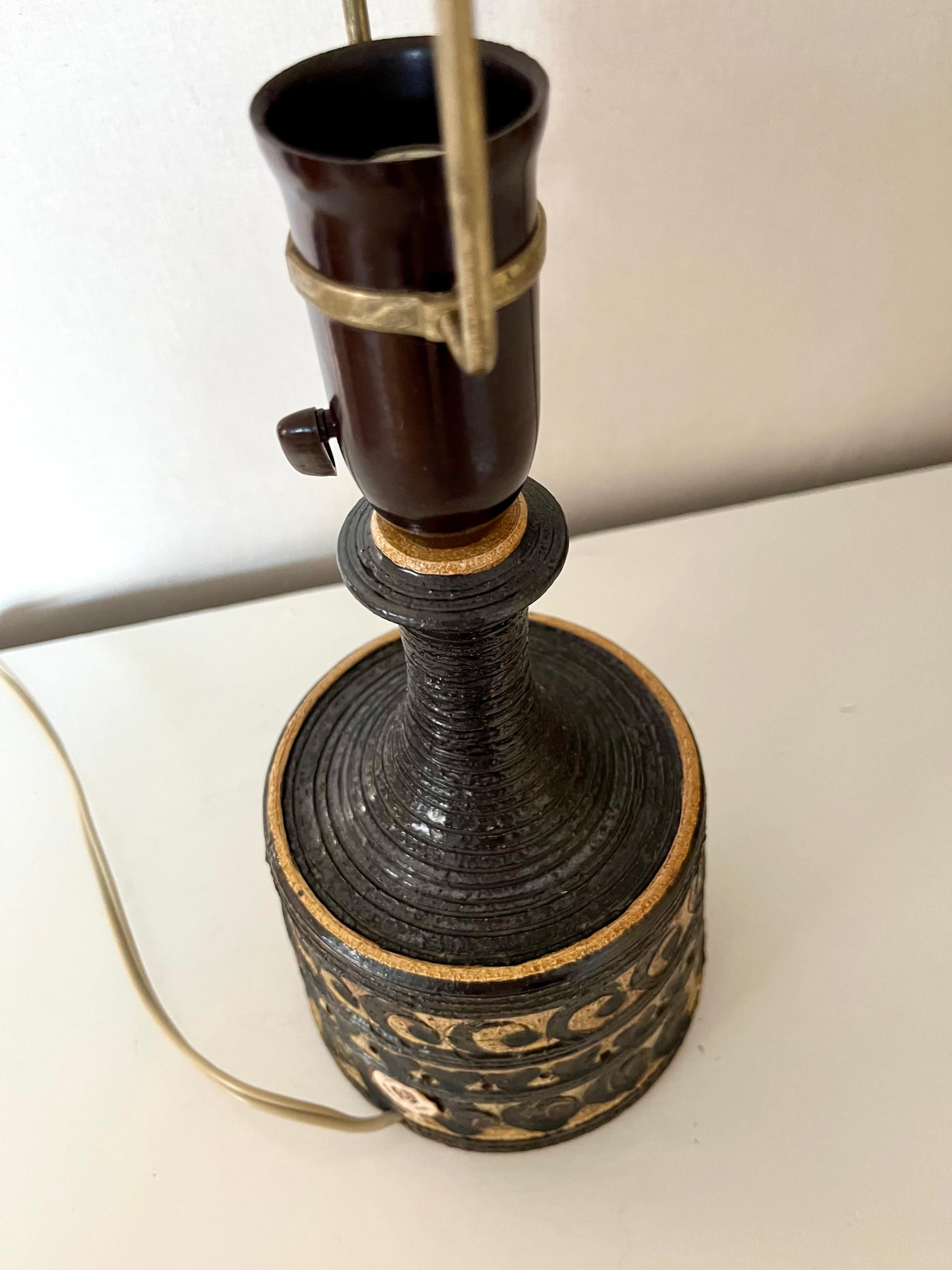 Danois Lampe de table danoise des années 1970 en céramique de Jette Hellerøe, émaillée dans les tons de Brown en vente