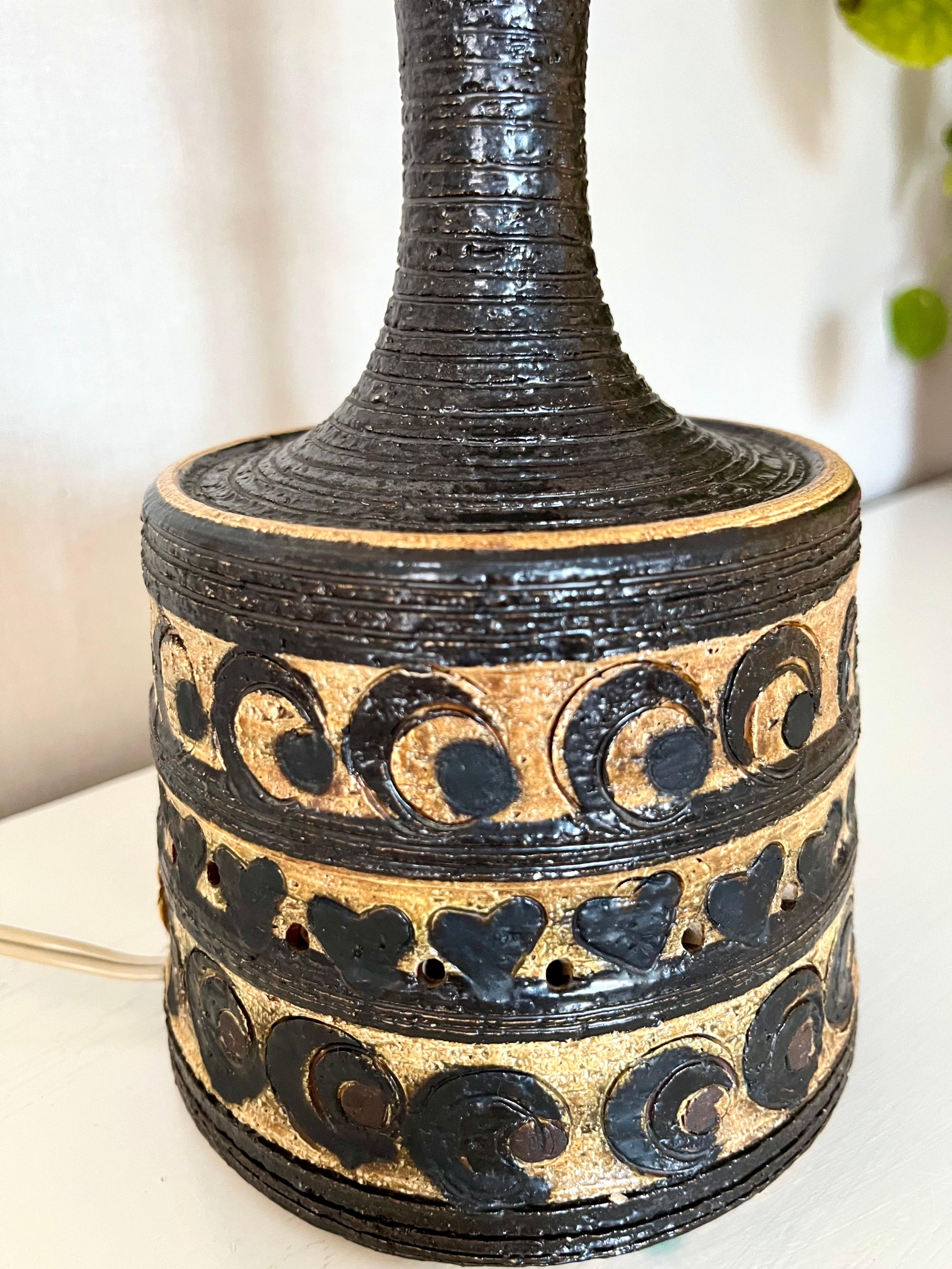 Vernissé Lampe de table danoise des années 1970 en céramique de Jette Hellerøe, émaillée dans les tons de Brown en vente