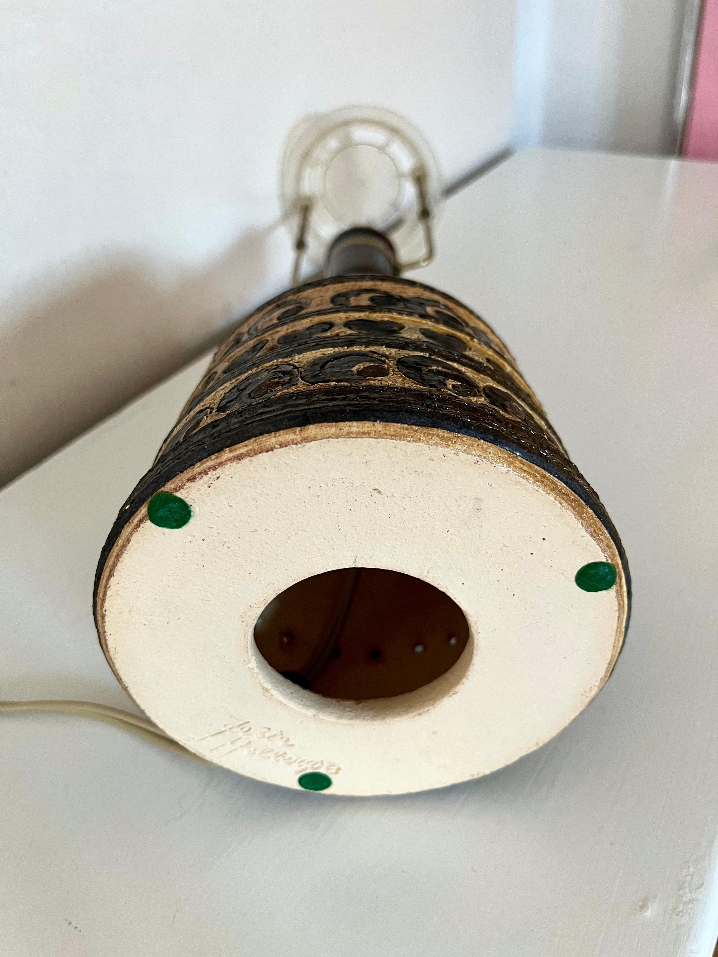 Céramique Lampe de table danoise des années 1970 en céramique de Jette Hellerøe, émaillée dans les tons de Brown en vente