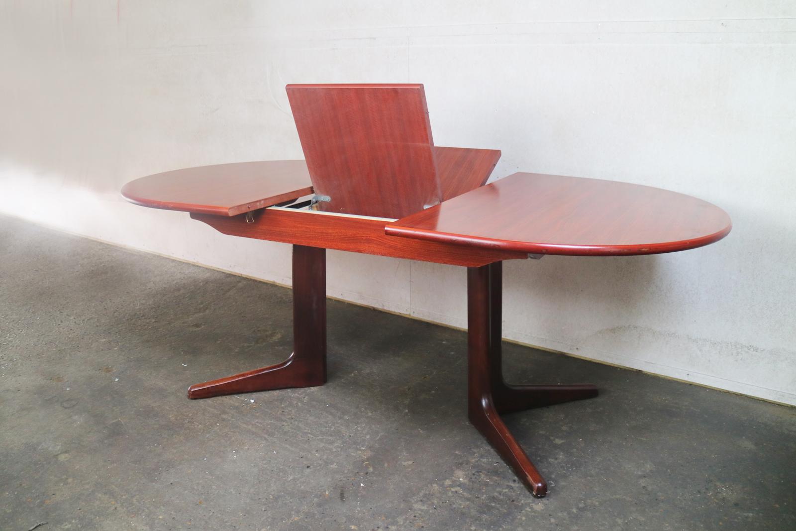 1970s Danish large extending dining table by Skovby In Good Condition For Sale In London, GB
