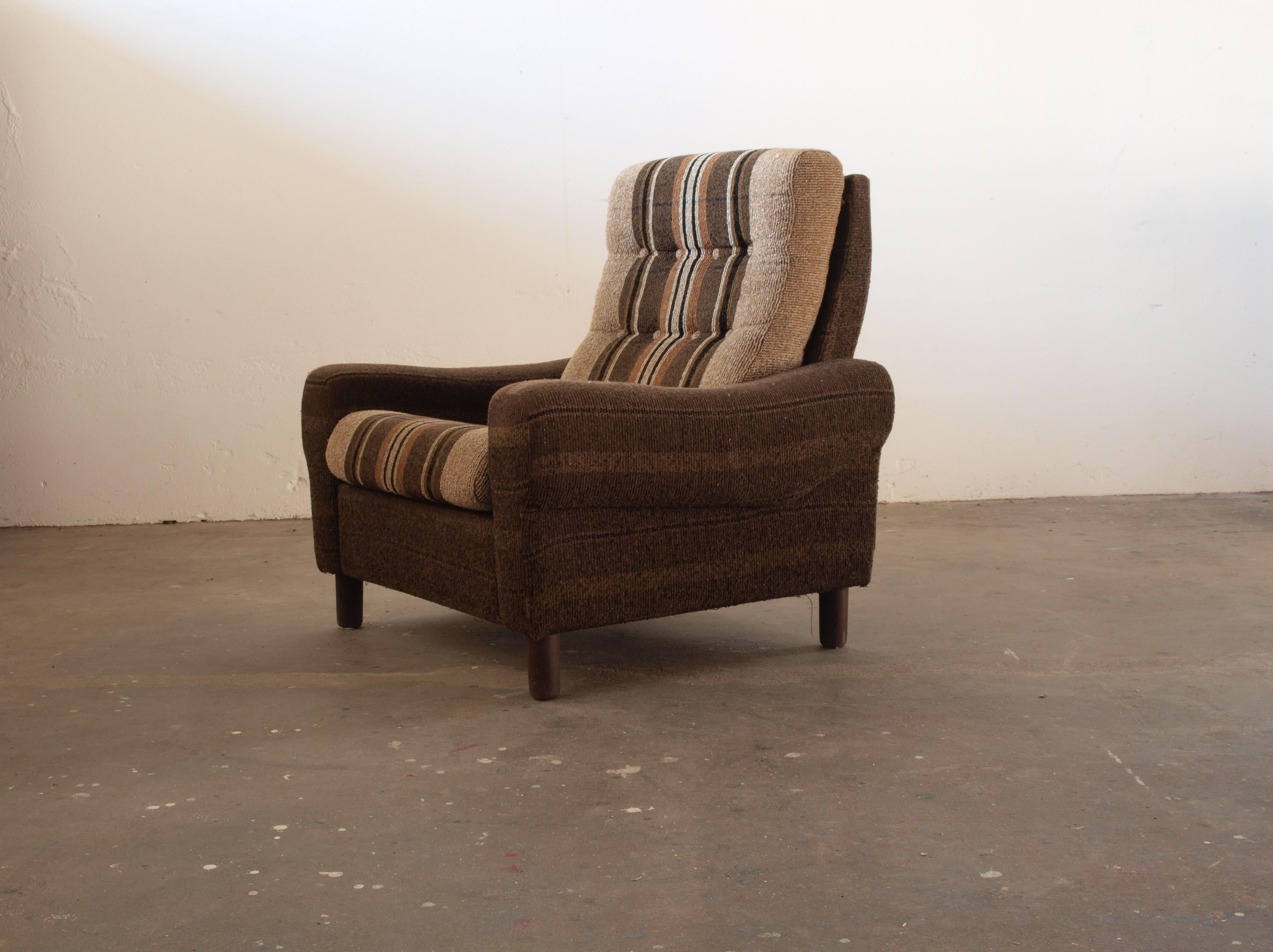 Beautiful little lounge chair from the Danish design period of the 1970s. It is in thick wool, that has a warm in the color.

It is in really good condition, very strong fabric and no holes or damage. Small size that can be fitted in every room and