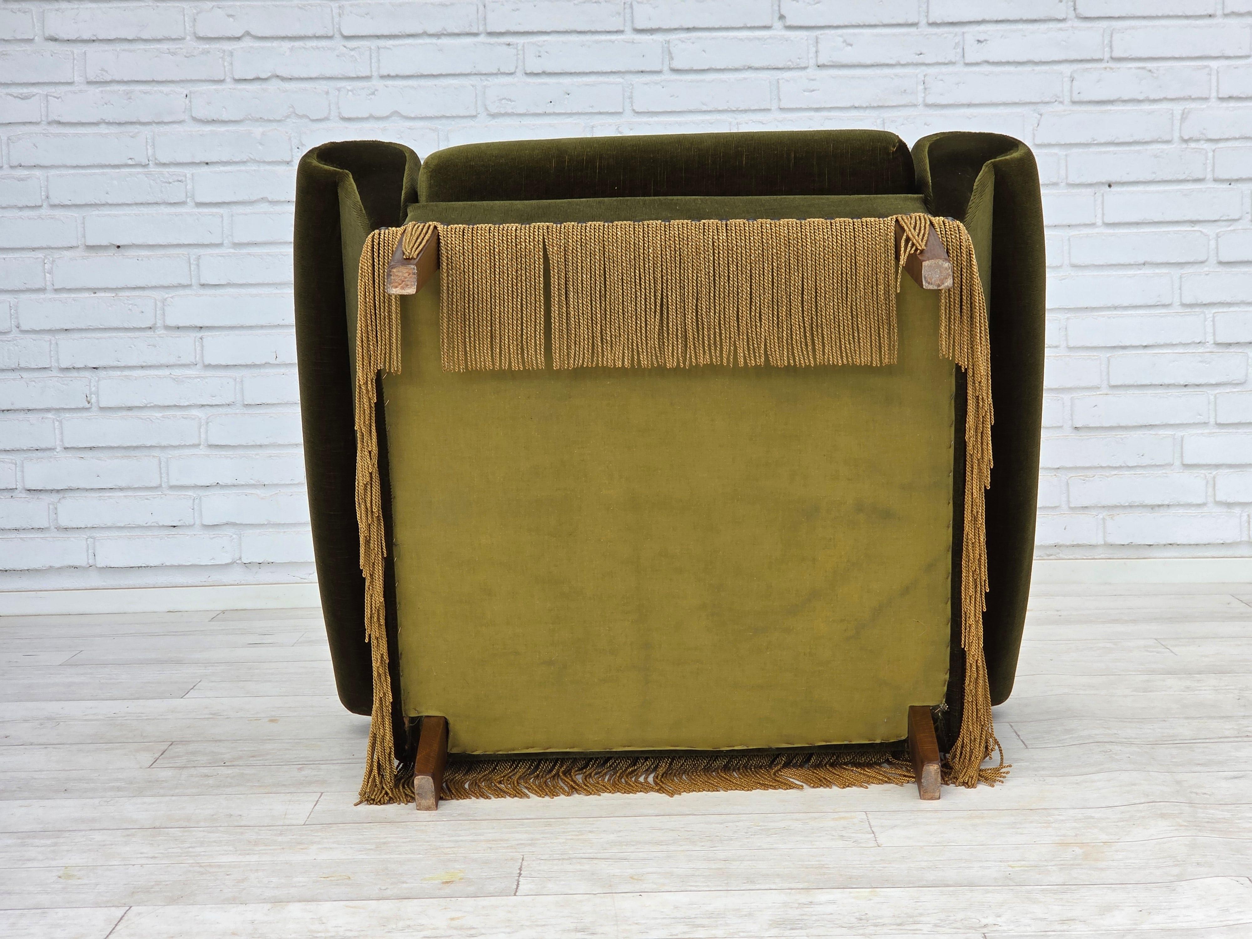 Sedia da salotto danese degli anni '70, alta, in velluto, gambe in legno di frassino. in vendita 12