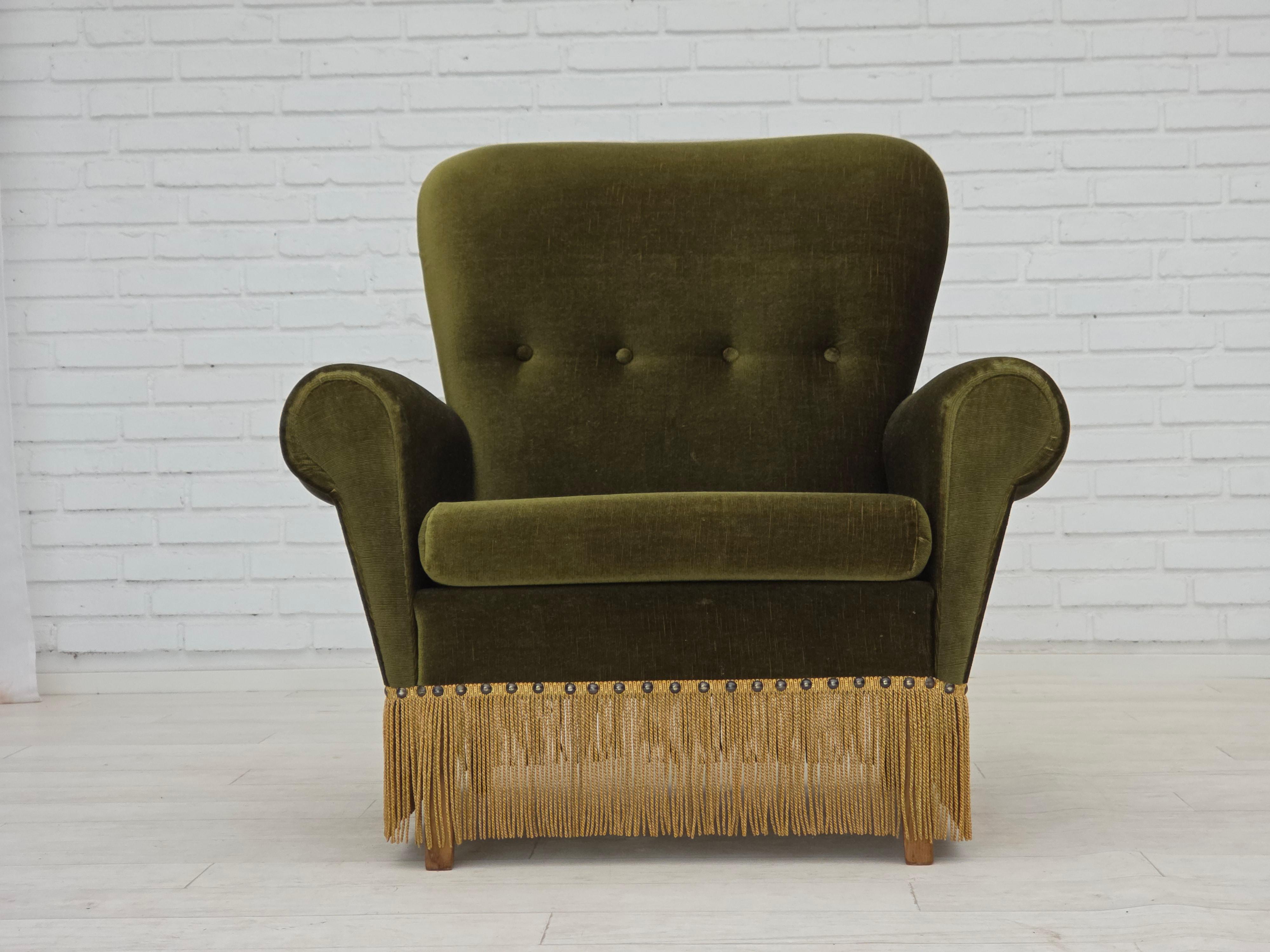 Anni '1970, sedia da salotto danese. Velluto da arredamento verde, gambe in legno di frassino. Condizioni originali molto buone: nessun odore, nessuna macchia e struttura stabile. Prodotto da un produttore di mobili danese negli anni 1970-75 circa.