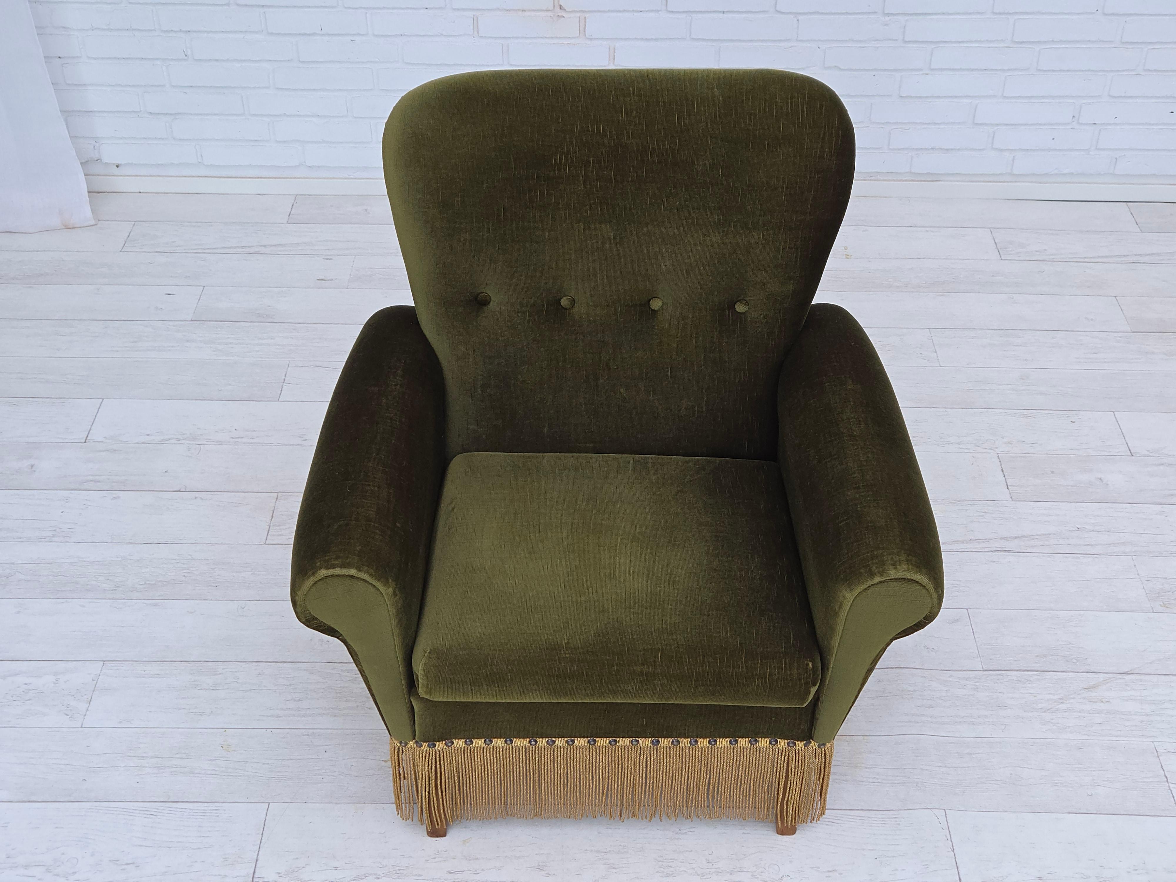 Scandinavo moderno Sedia da salotto danese degli anni '70, alta, in velluto, gambe in legno di frassino. in vendita