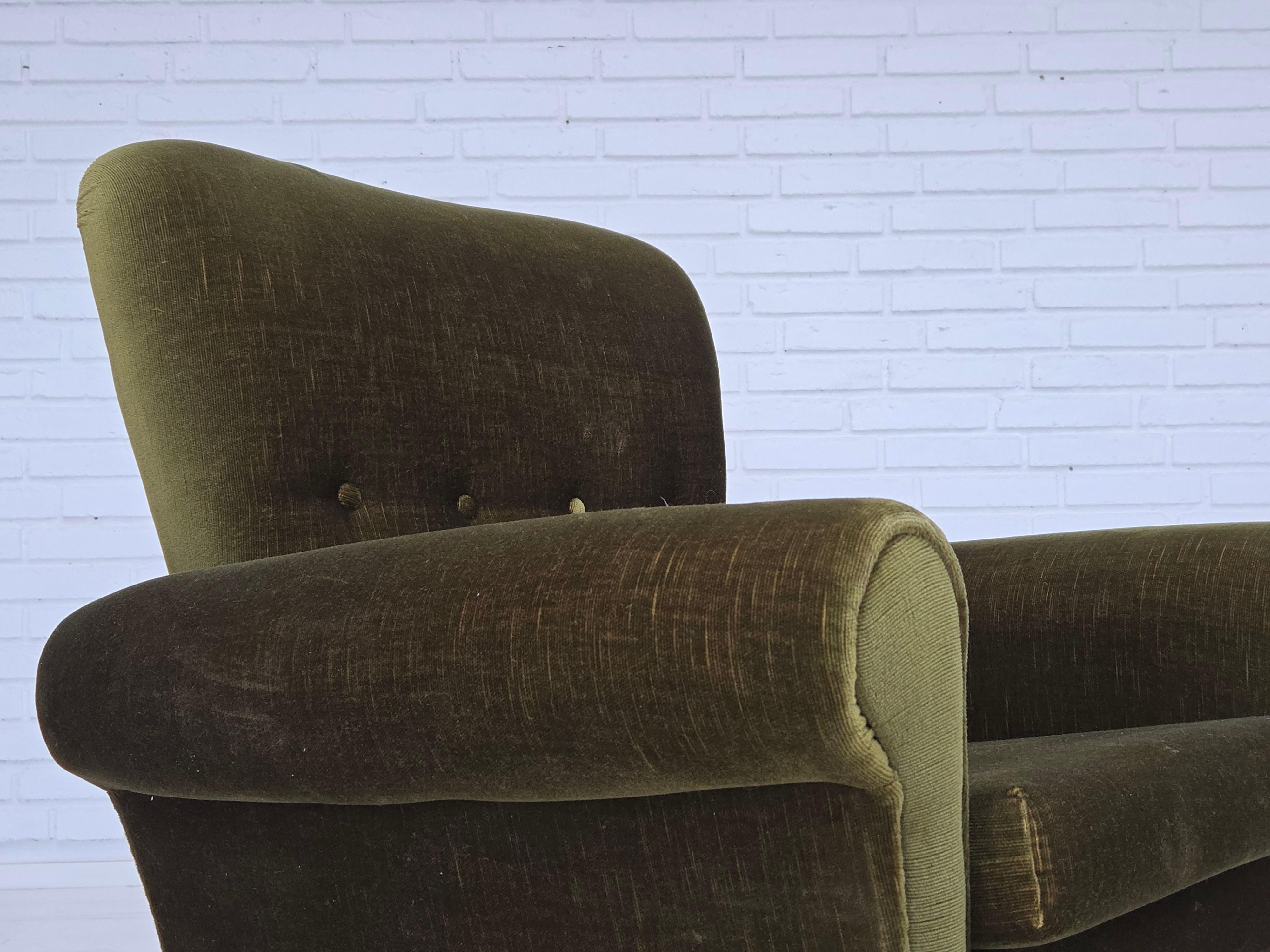 Sedia da salotto danese degli anni '70, alta, in velluto, gambe in legno di frassino. In condizioni buone in vendita a Tarm, 82