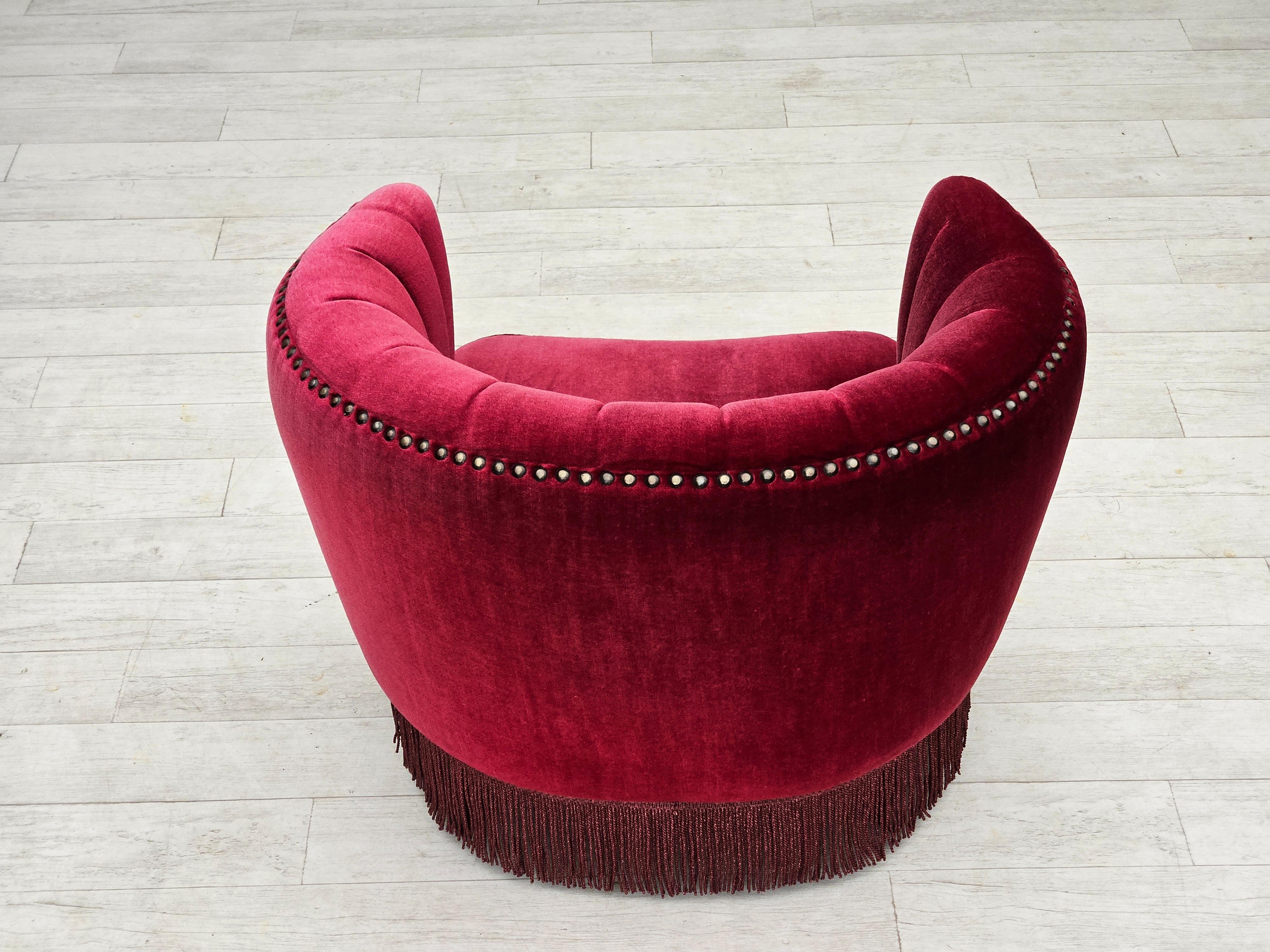 Anni '70, poltrona danese, condizioni originali, tessuto in velluto rosso ciliegia. in vendita 3