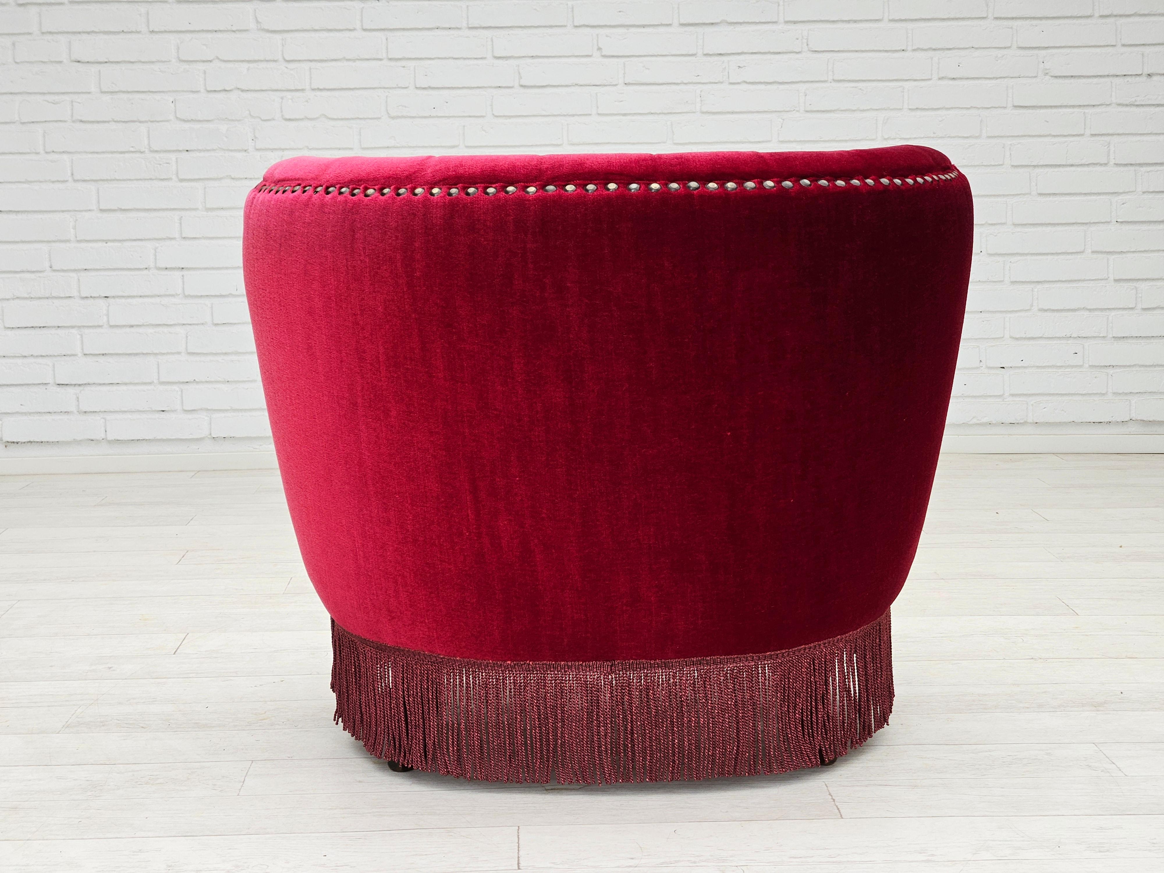 Anni '70, poltrona danese, condizioni originali, tessuto in velluto rosso ciliegia. in vendita 4