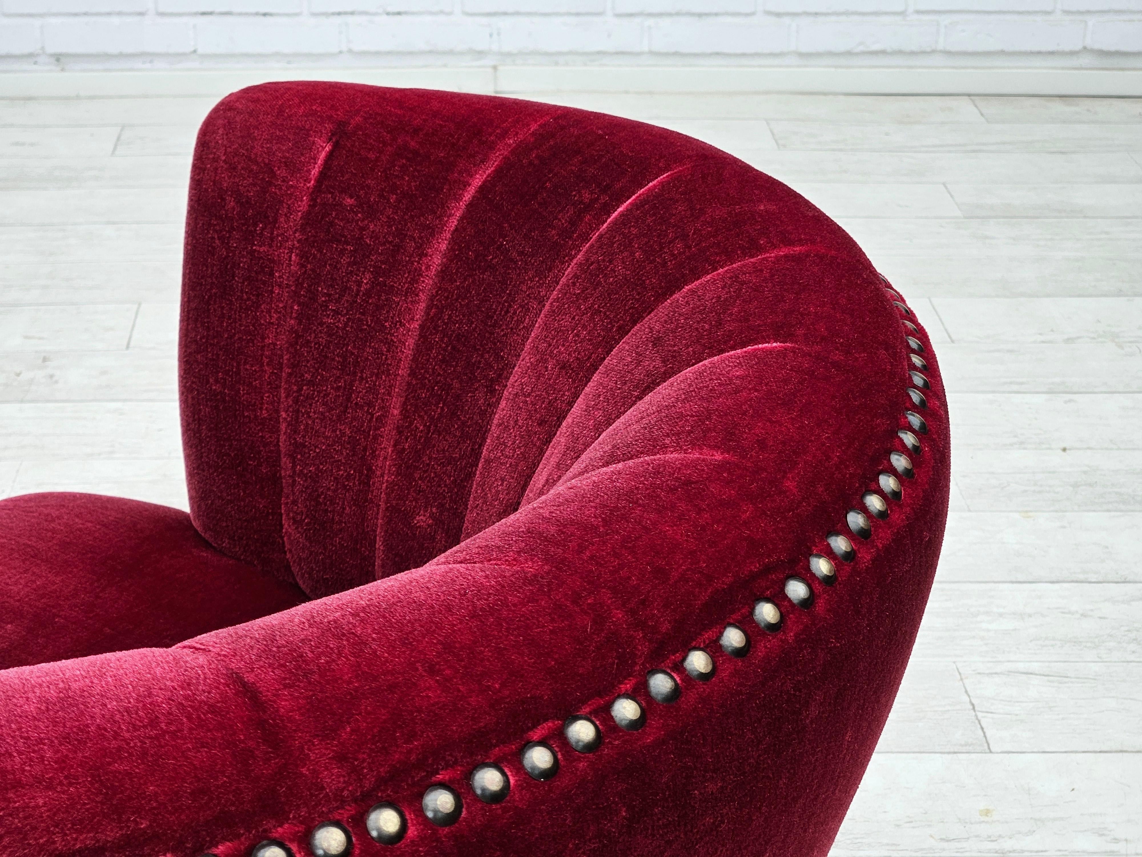 Anni '70, poltrona danese, condizioni originali, tessuto in velluto rosso ciliegia. in vendita 5