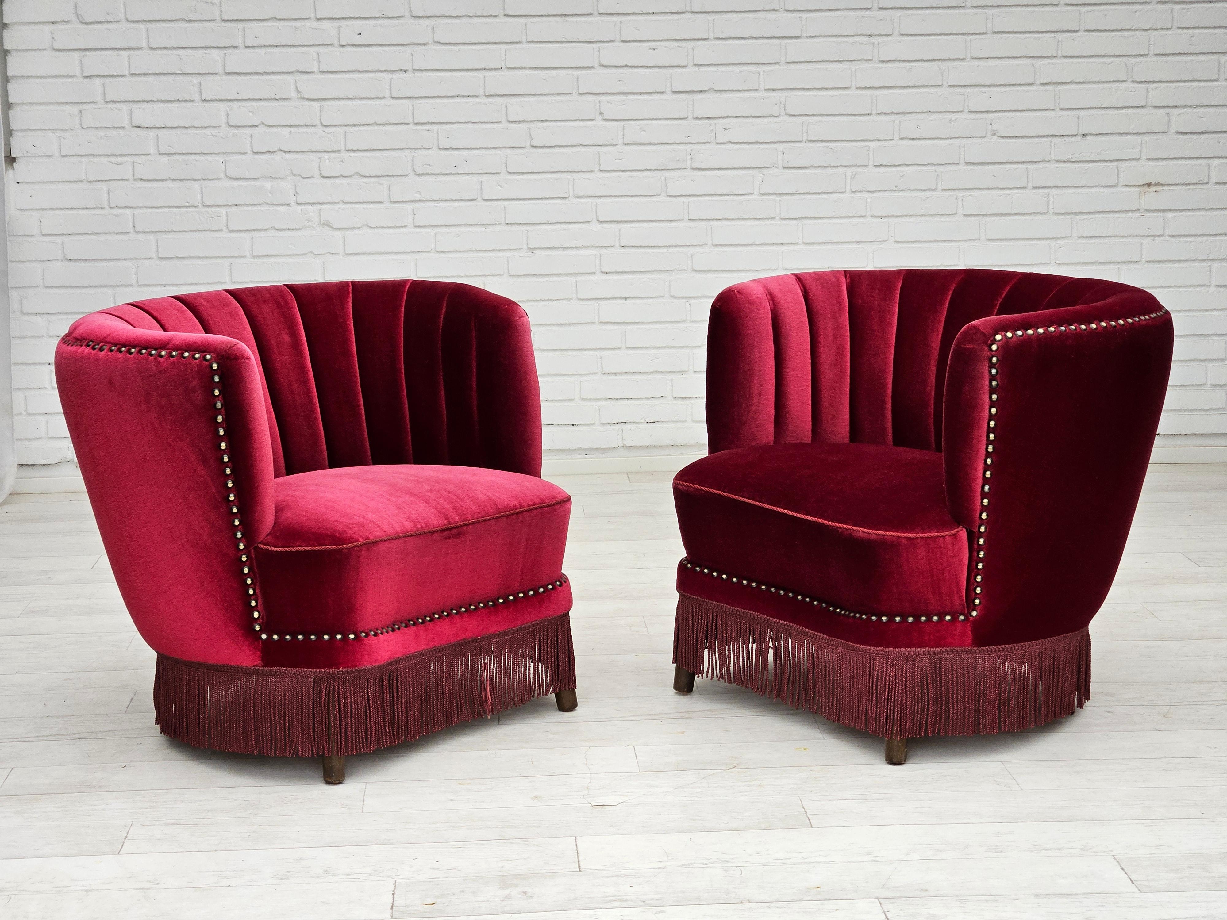 Anni '70, poltrona danese, condizioni originali, tessuto in velluto rosso ciliegia. in vendita 6