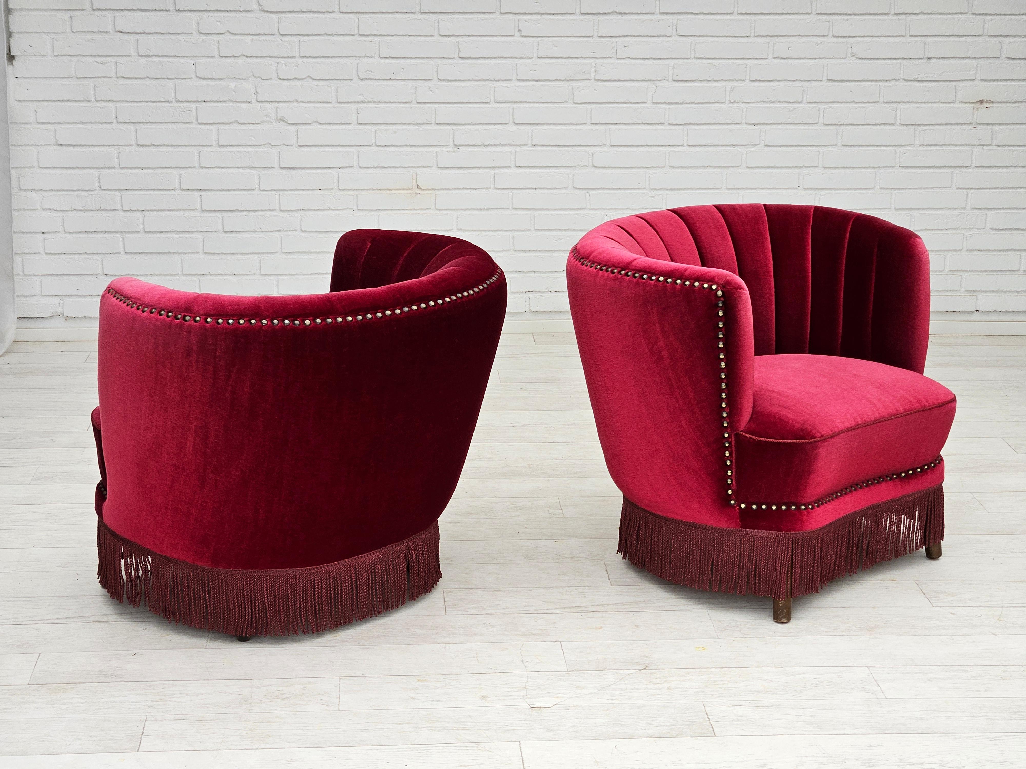 Anni '70, poltrona danese, condizioni originali, tessuto in velluto rosso ciliegia. in vendita 7
