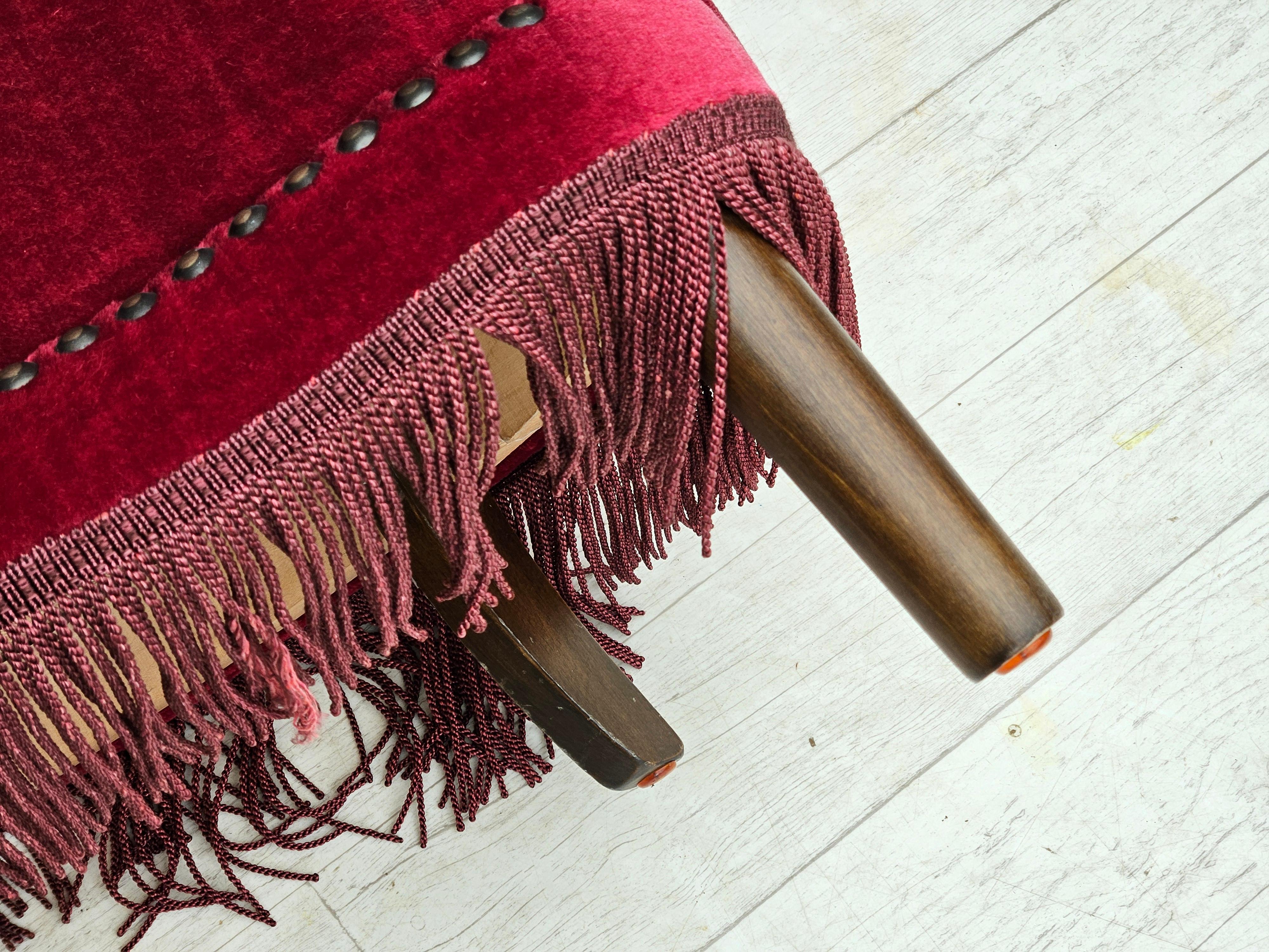 Anni '70, poltrona danese, condizioni originali, tessuto in velluto rosso ciliegia. in vendita 9