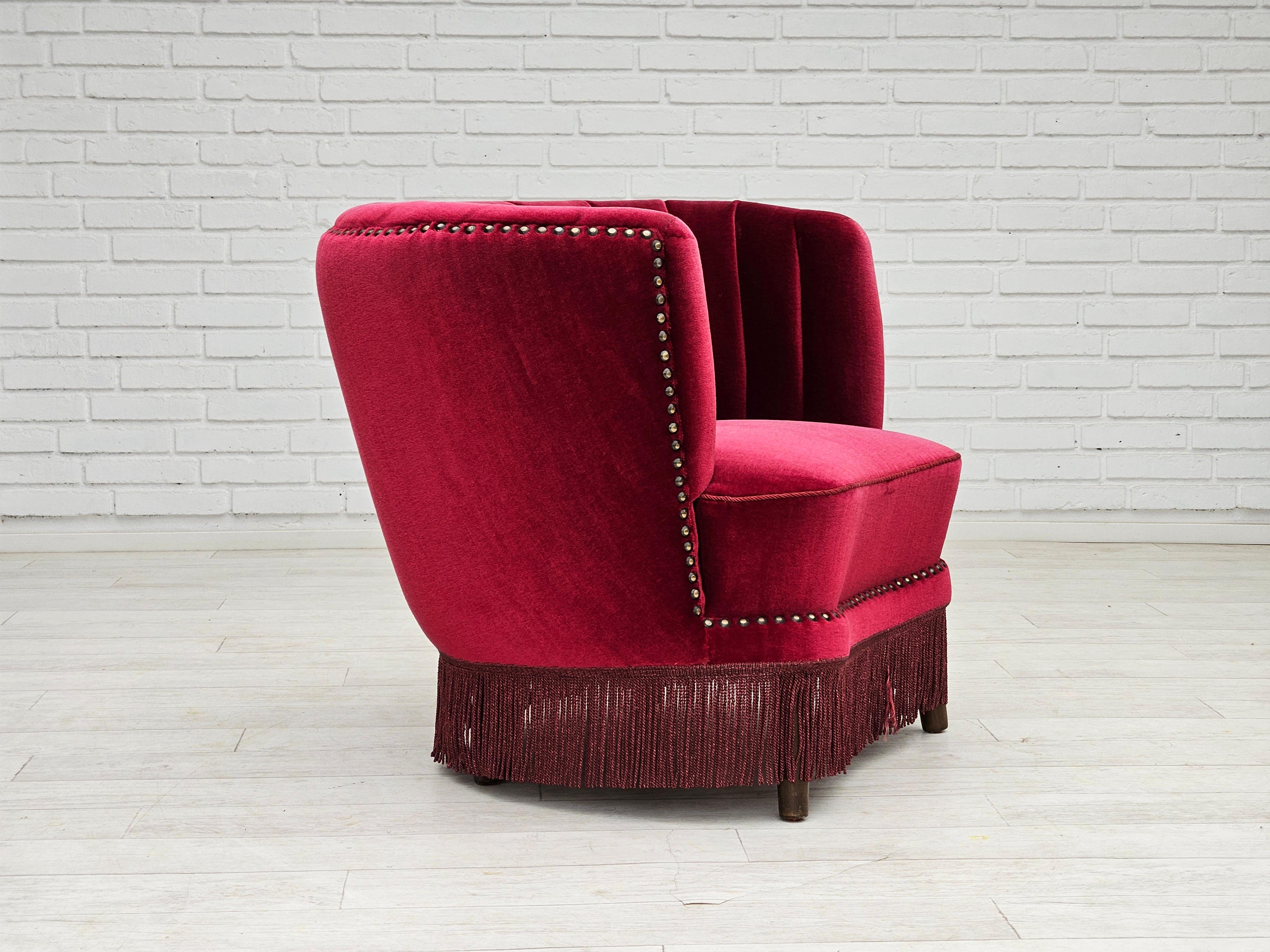 Sedia lounge curva danese degli anni '70 in ottime condizioni originali: nessun odore, nessuna macchia, struttura stabile. Velluto originale rosso ciliegia, gambe in legno di faggio, molle nella seduta. Prodotto da un produttore di mobili danese