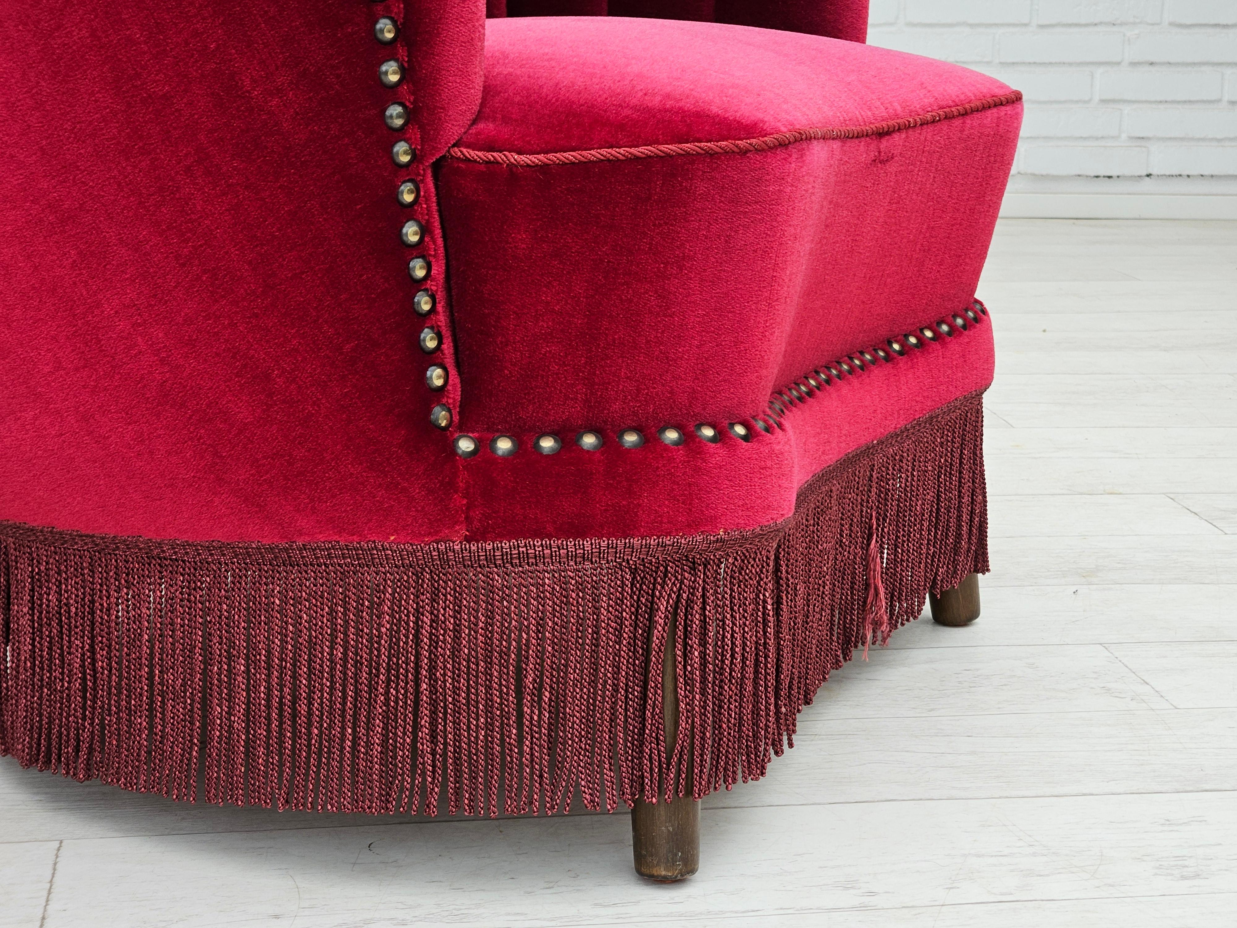 Scandinavo moderno Anni '70, poltrona danese, condizioni originali, tessuto in velluto rosso ciliegia. in vendita