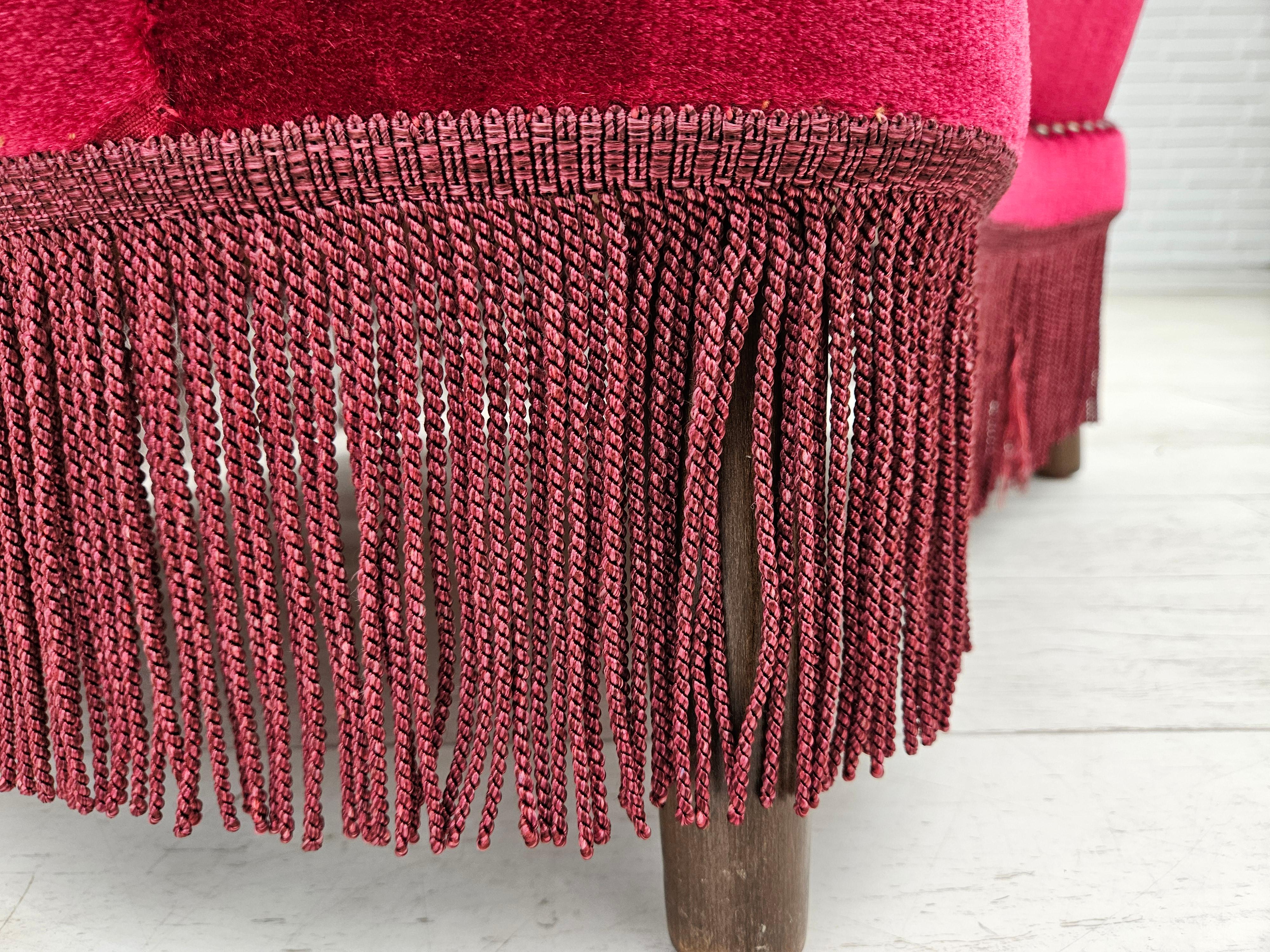 Danese Anni '70, poltrona danese, condizioni originali, tessuto in velluto rosso ciliegia. in vendita
