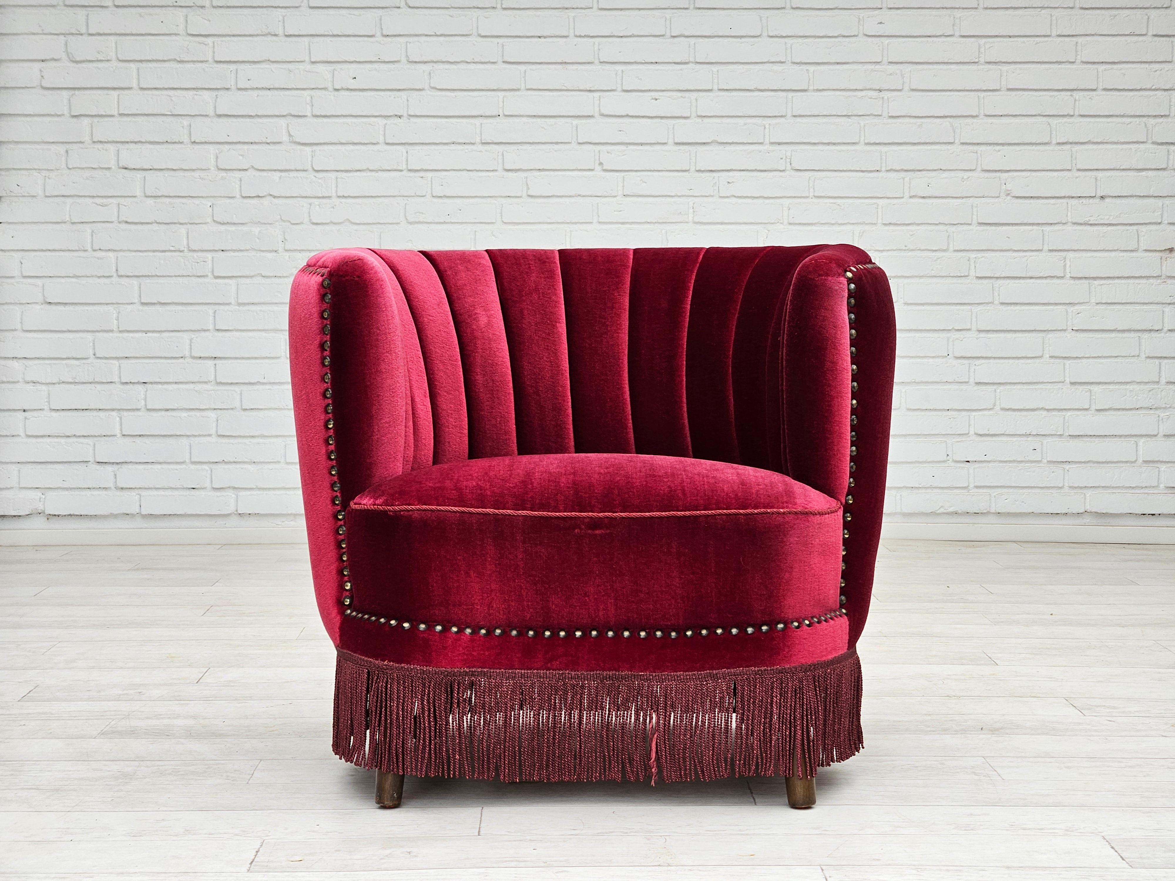 Anni '70, poltrona danese, condizioni originali, tessuto in velluto rosso ciliegia. In condizioni buone in vendita a Tarm, 82