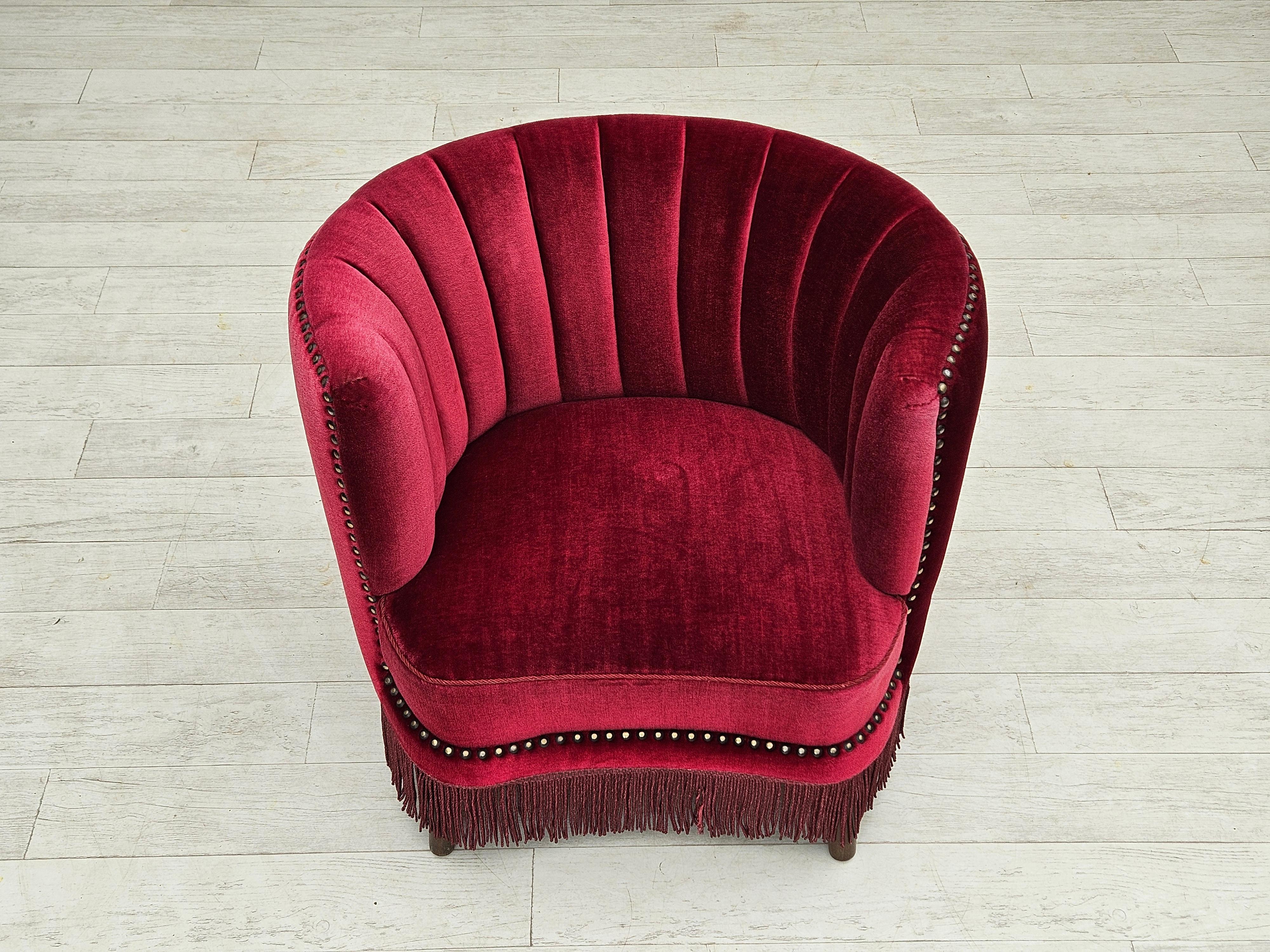 Fine XX secolo Anni '70, poltrona danese, condizioni originali, tessuto in velluto rosso ciliegia. in vendita