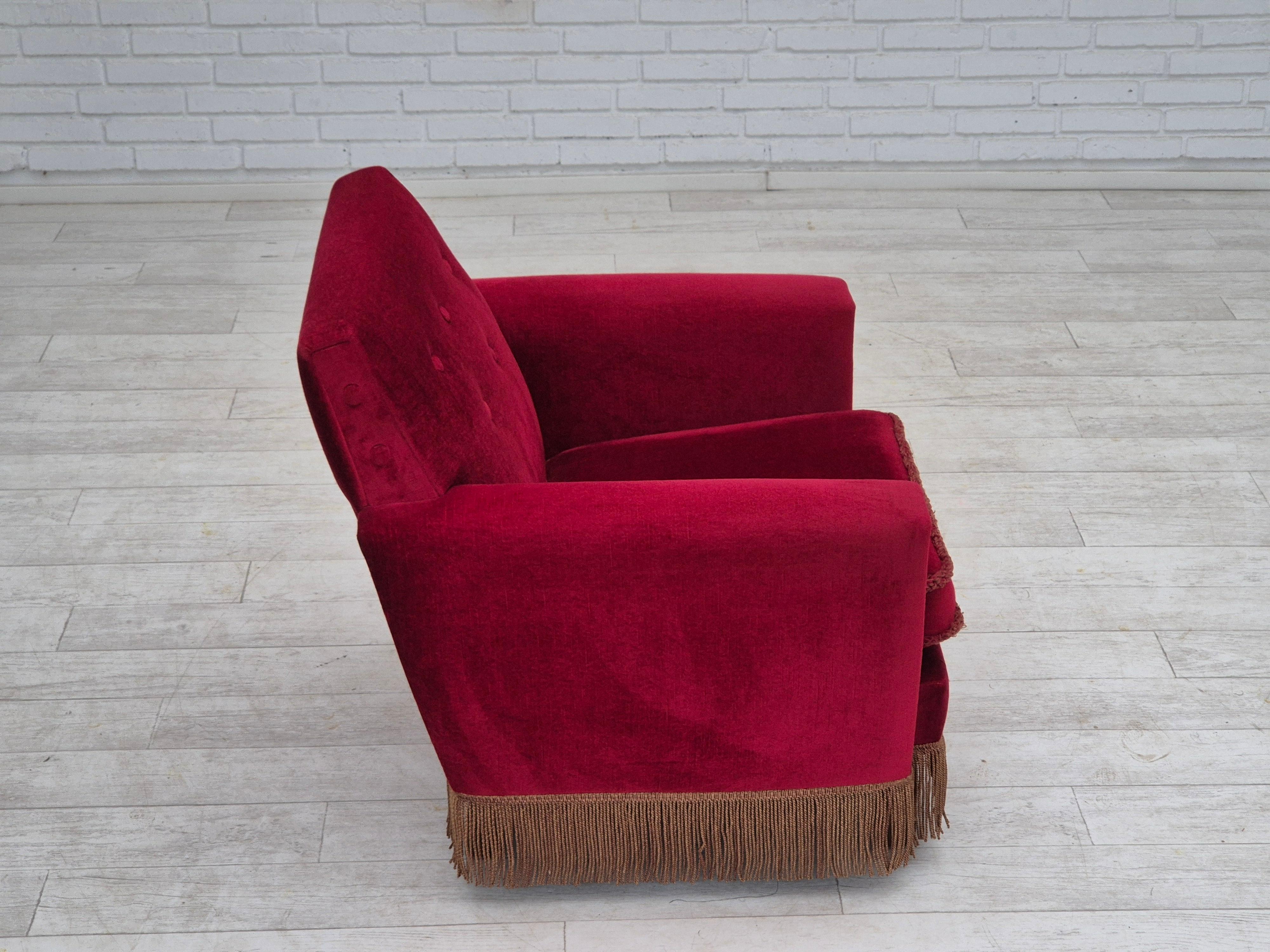 Fine XX secolo Anni '70, poltrona danese, condizioni originali, tessuto in velluto rosso ciliegia. in vendita